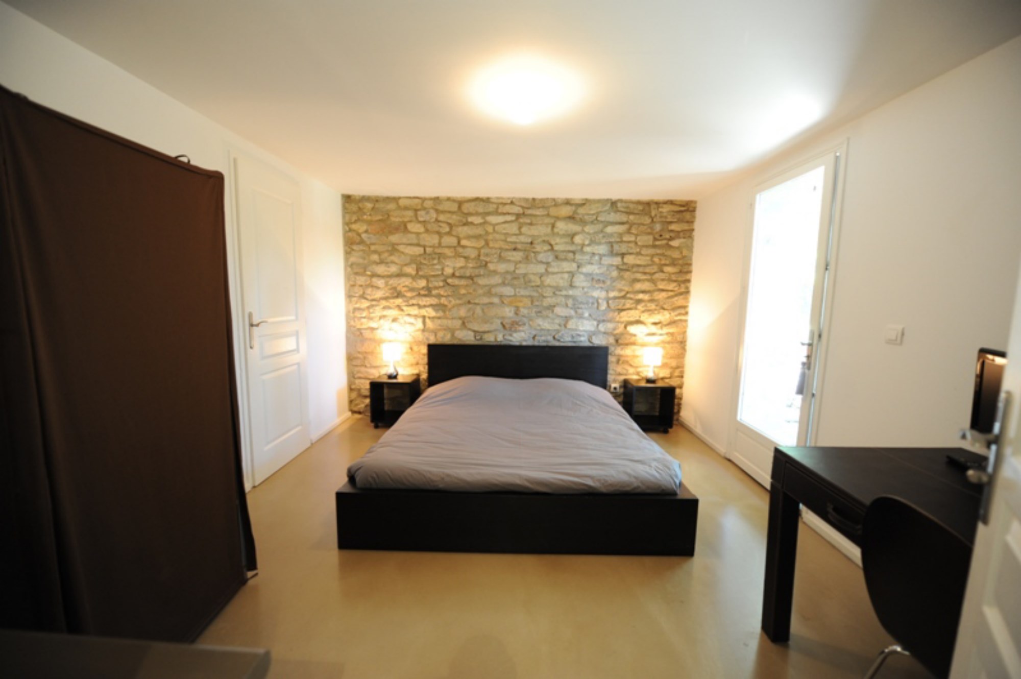 Traditionally built house with pool on 2000 sqm of land for sale in Luberon