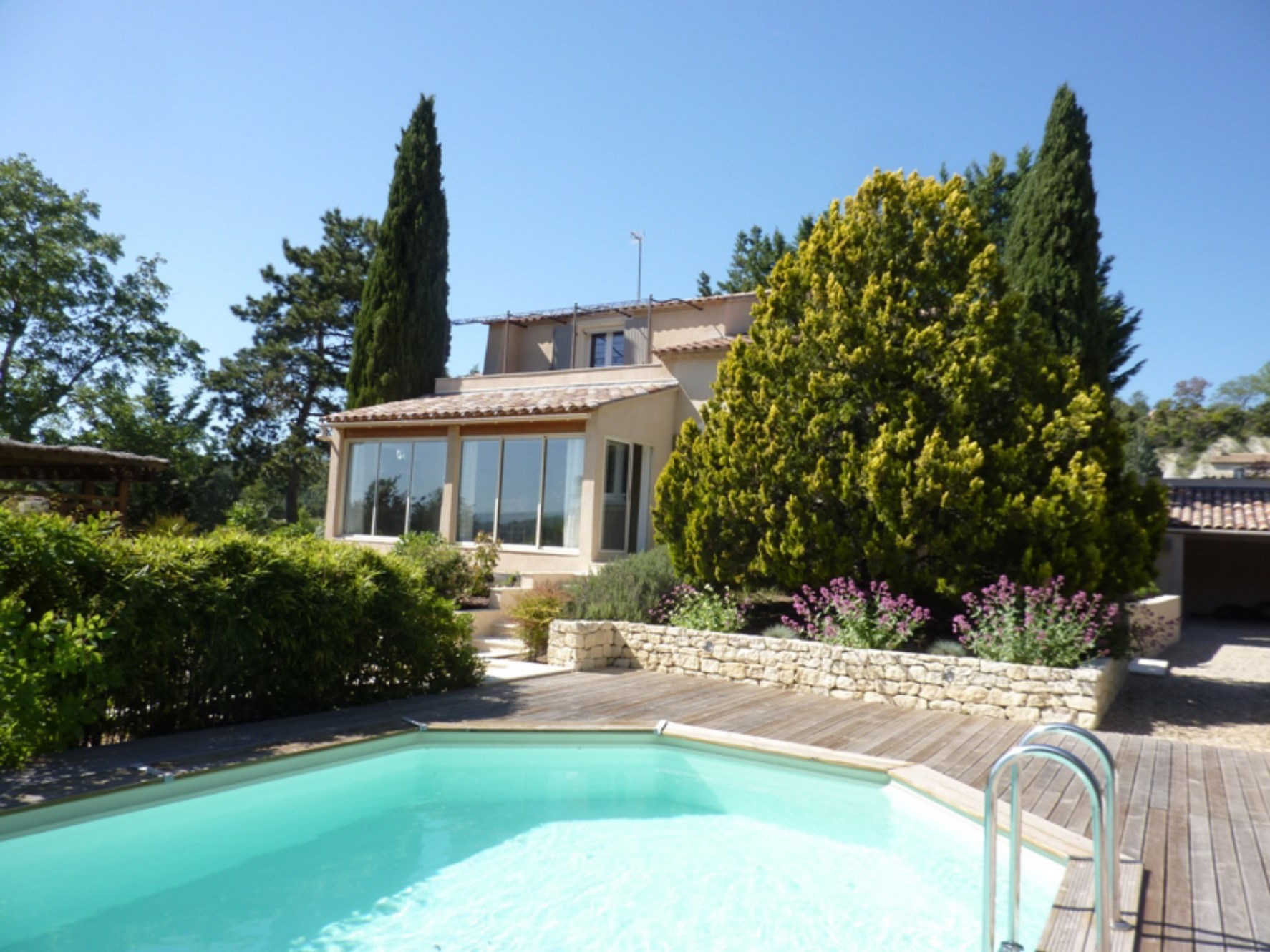 Near Roussillon and Gordes, lovely villa for sale, with garden, swimming pool and view. 