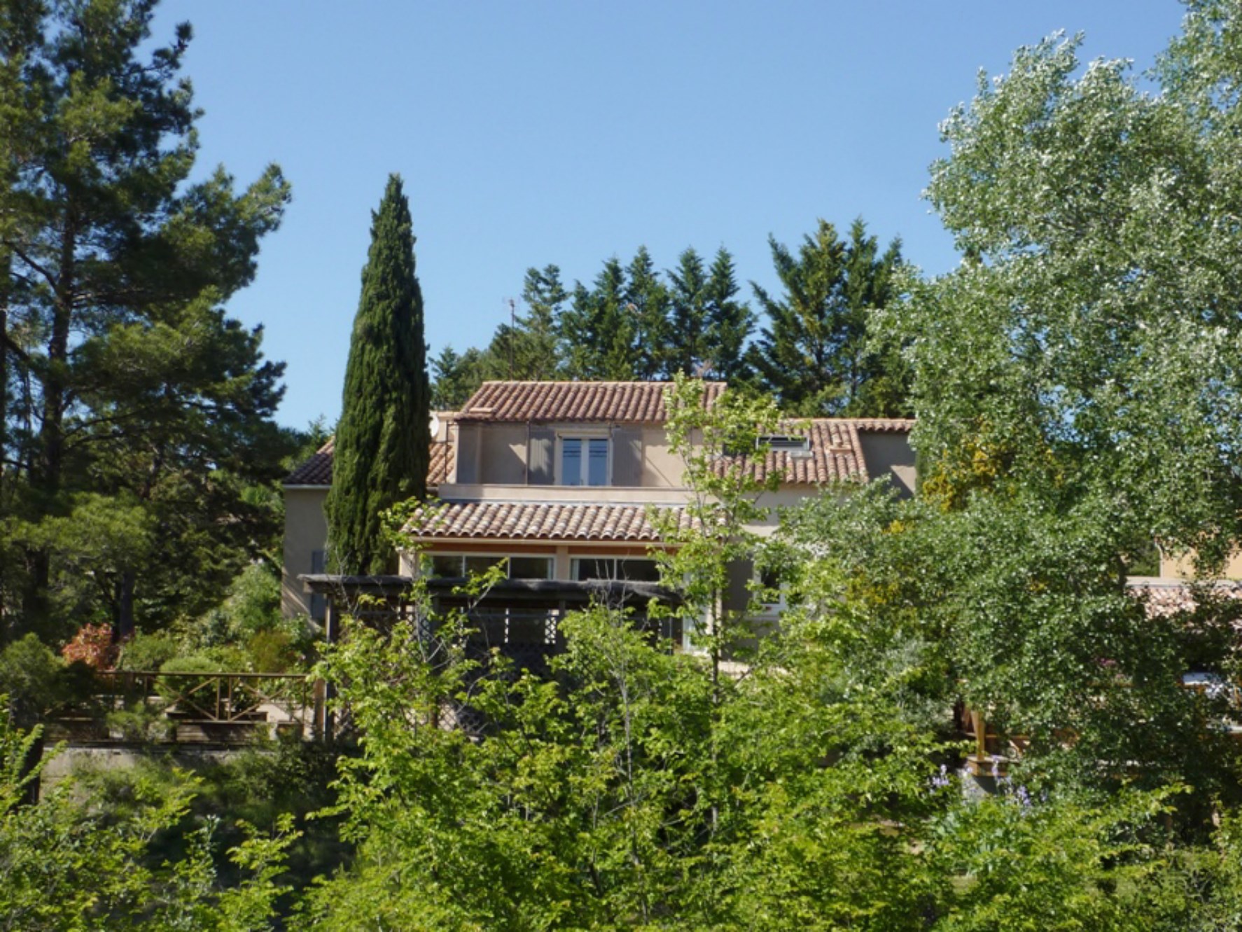 Near Roussillon and Gordes, lovely villa for sale, with garden, swimming pool and view. 