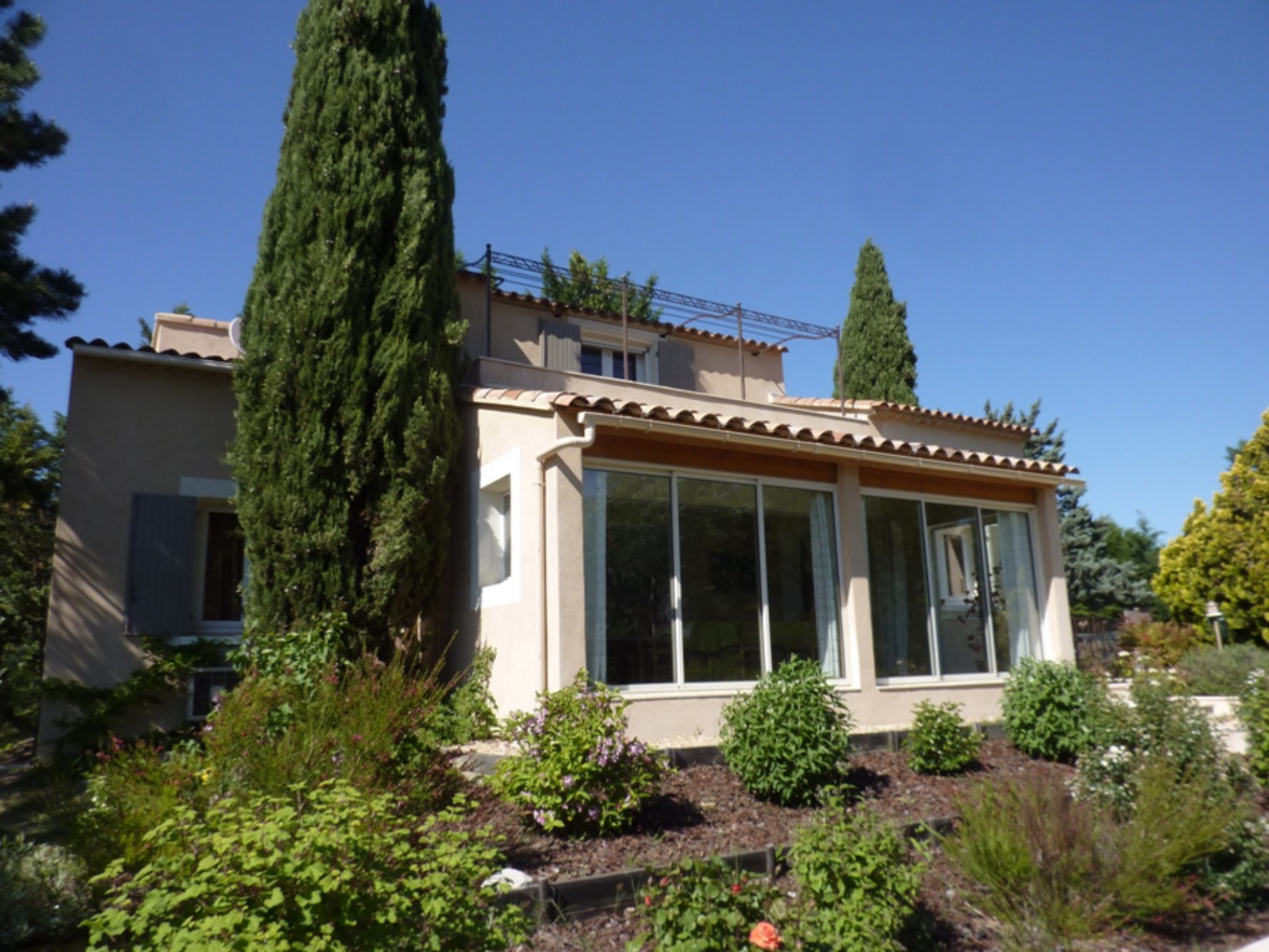 Near Roussillon and Gordes, lovely villa for sale, with garden, swimming pool and view. 