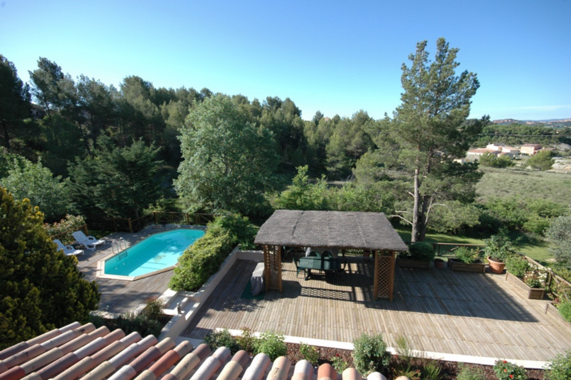 Near Roussillon and Gordes, lovely villa for sale, with garden, swimming pool and view. 