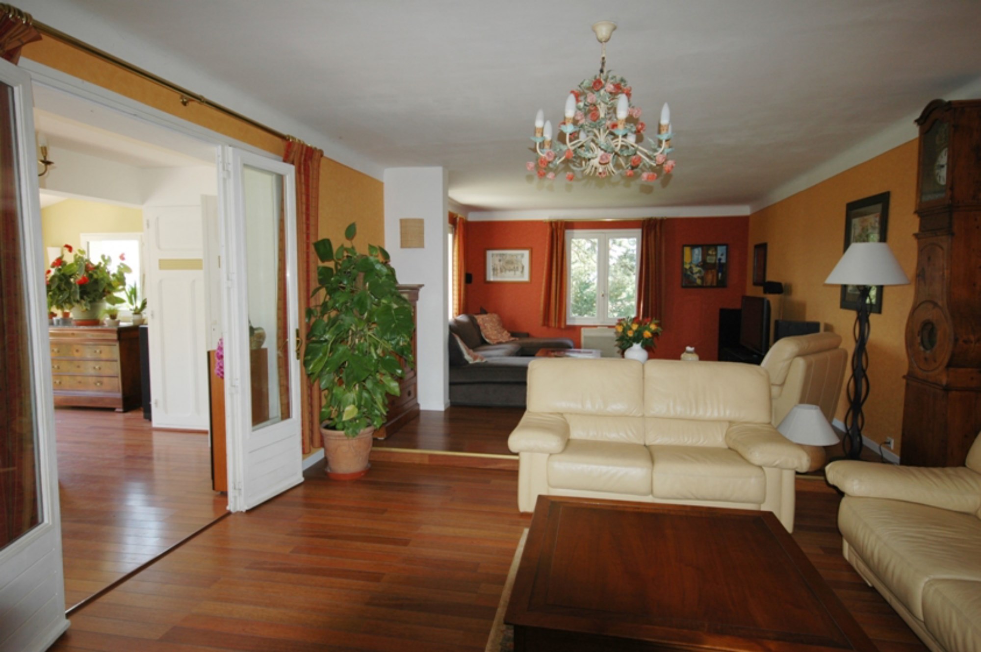 Near Roussillon and Gordes, lovely villa for sale, with garden, swimming pool and view. 