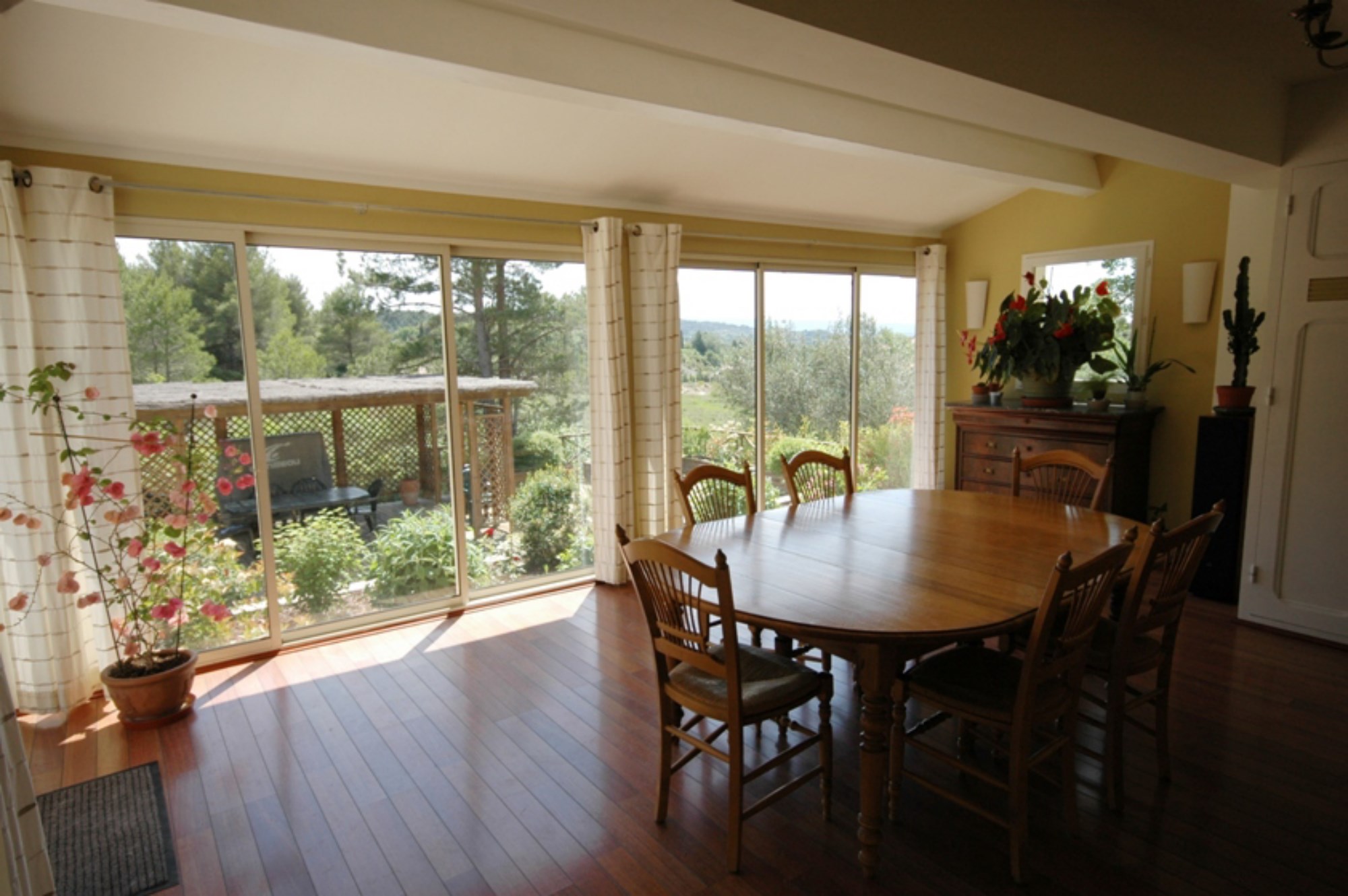 Near Roussillon and Gordes, lovely villa for sale, with garden, swimming pool and view. 