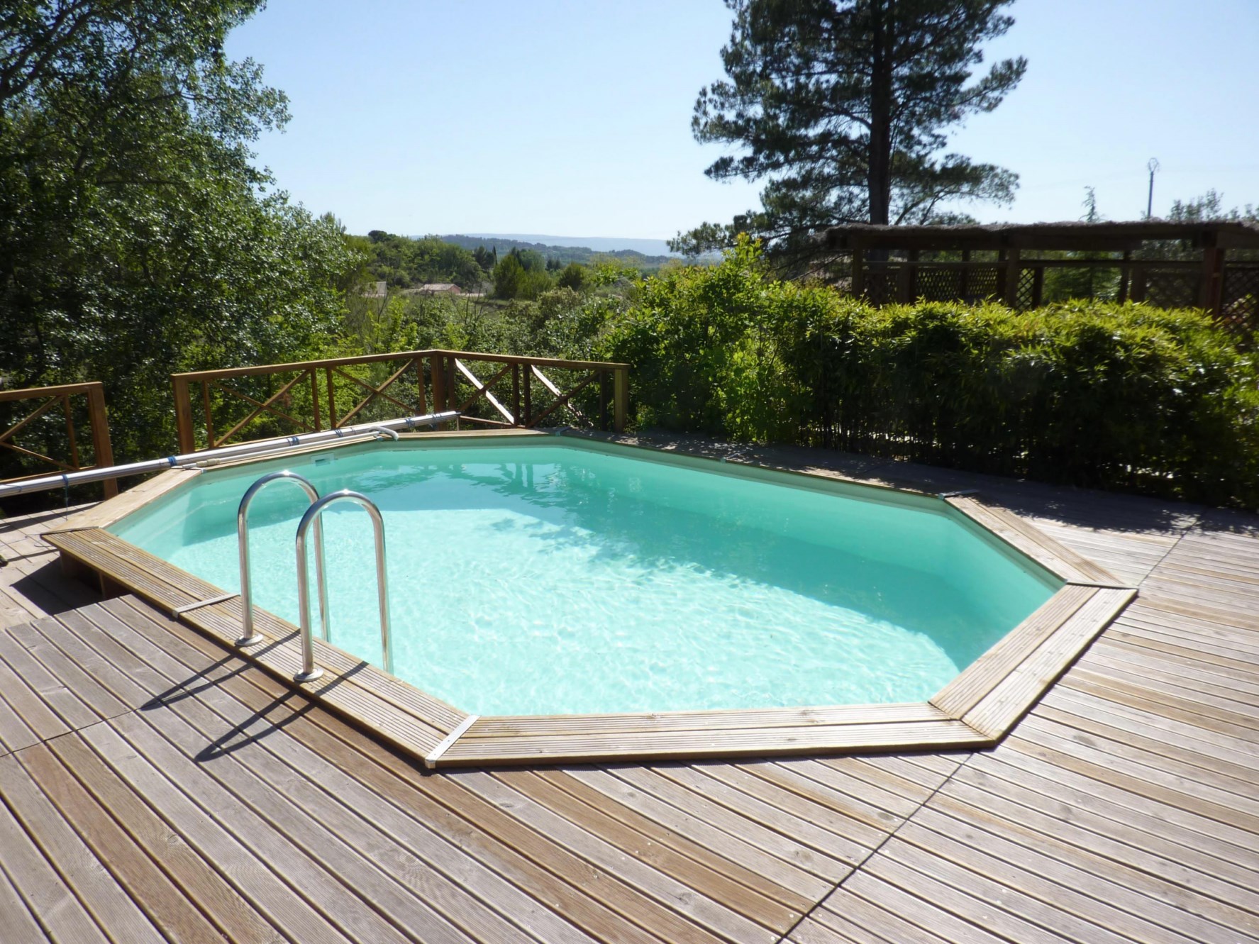 Near Roussillon and Gordes, lovely villa for sale, with garden, swimming pool and view. 