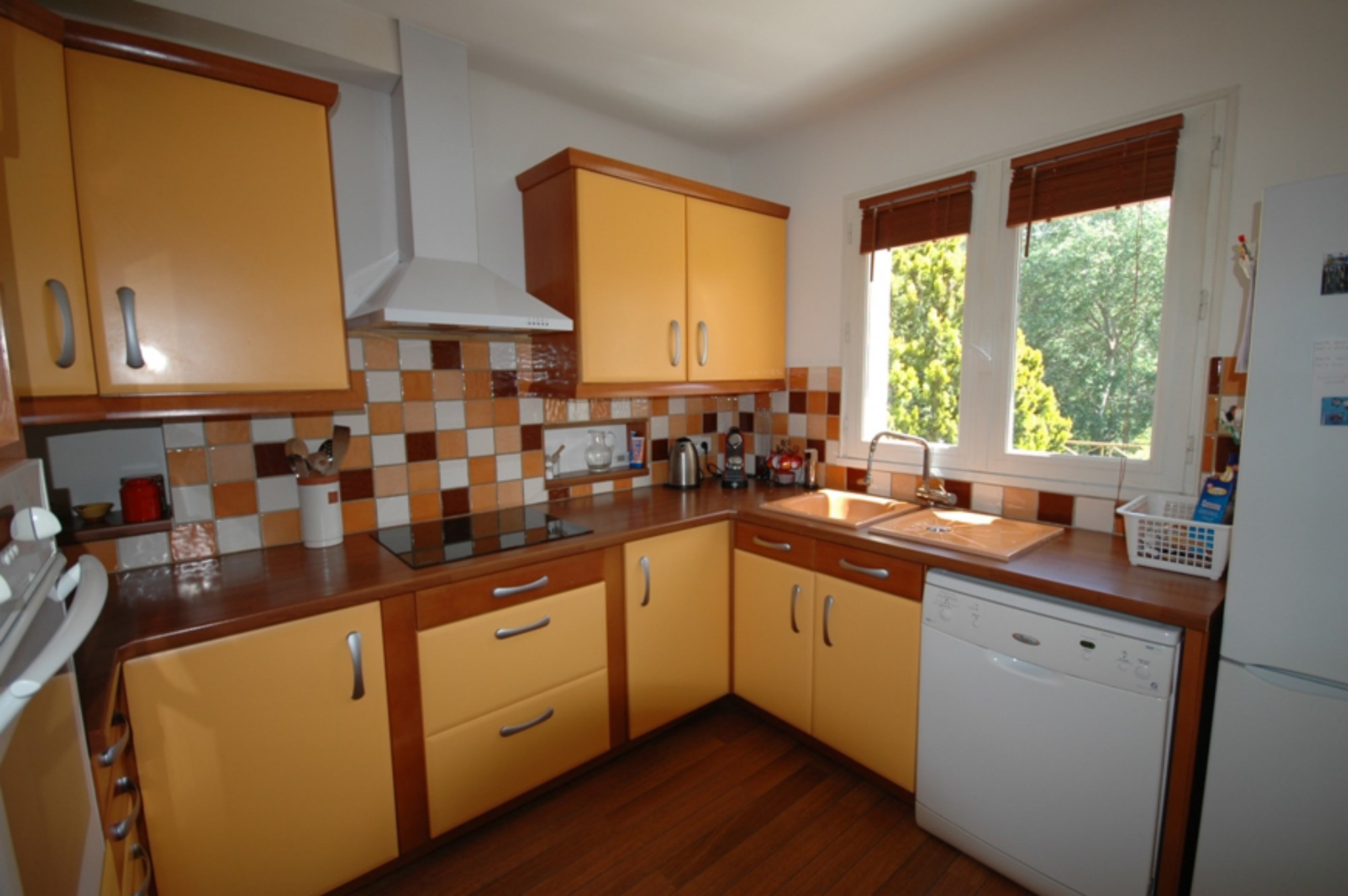 Near Roussillon and Gordes, lovely villa for sale, with garden, swimming pool and view. 