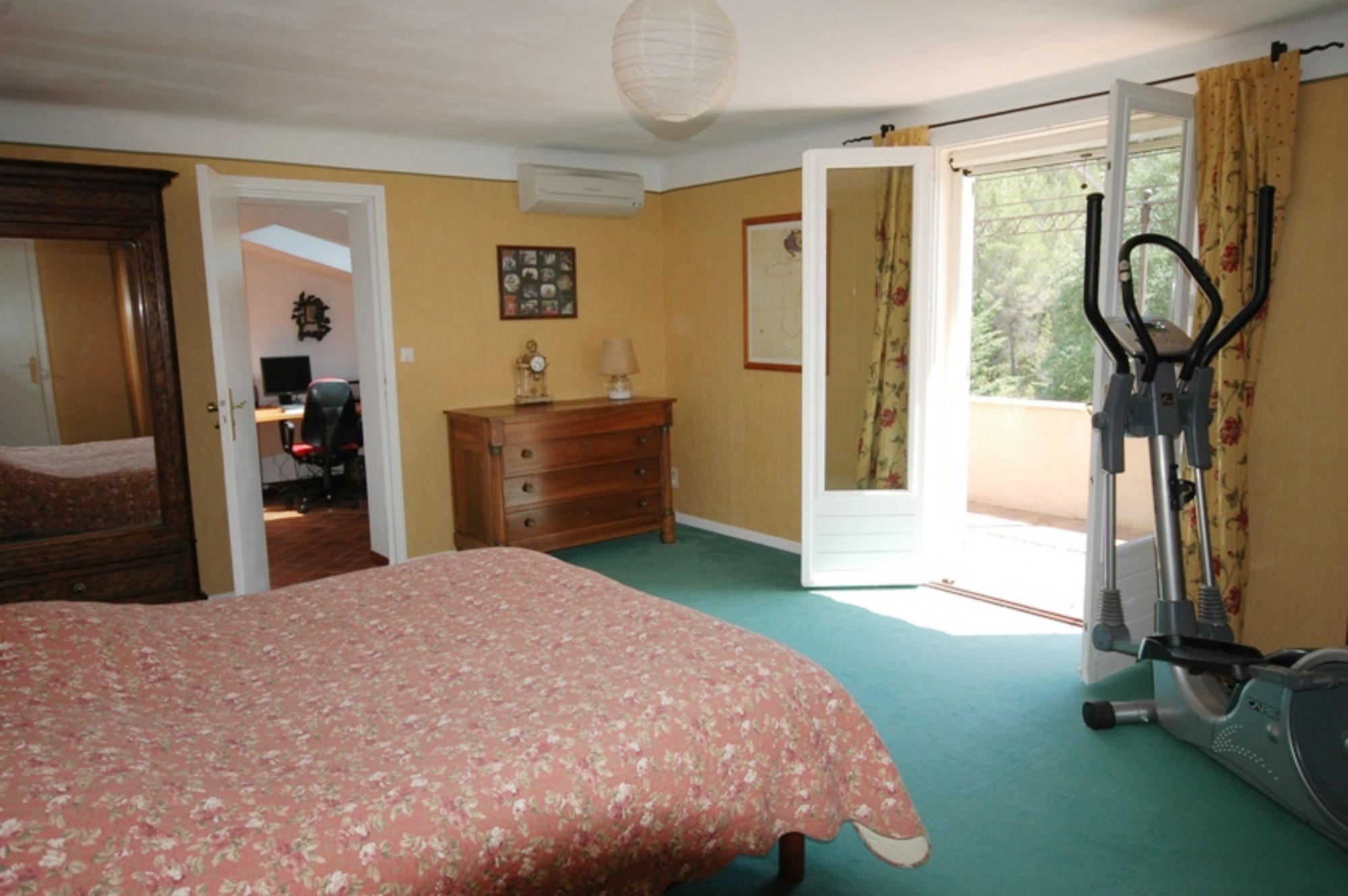 Near Roussillon and Gordes, lovely villa for sale, with garden, swimming pool and view. 