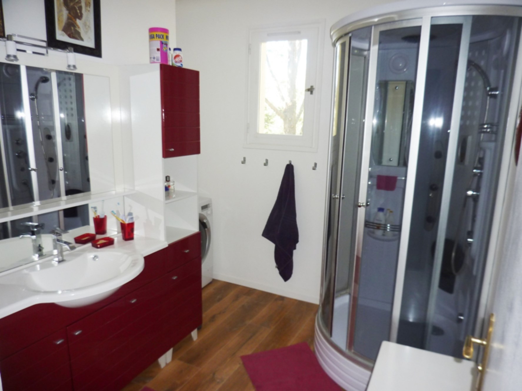 Near Roussillon and Gordes, lovely villa for sale, with garden, swimming pool and view. 