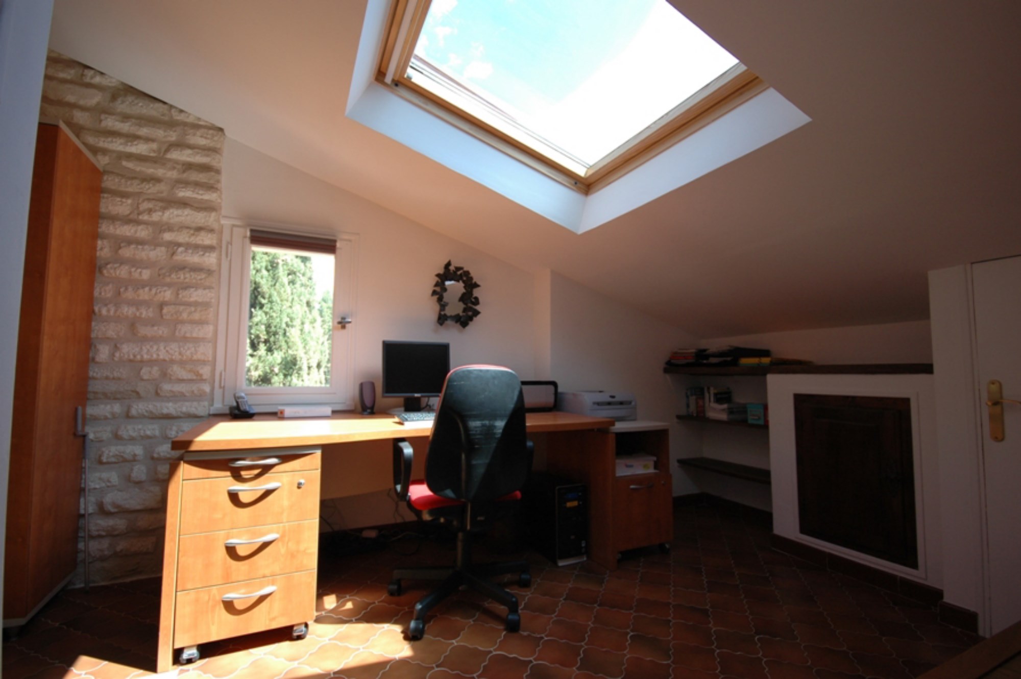 Near Roussillon and Gordes, lovely villa for sale, with garden, swimming pool and view. 