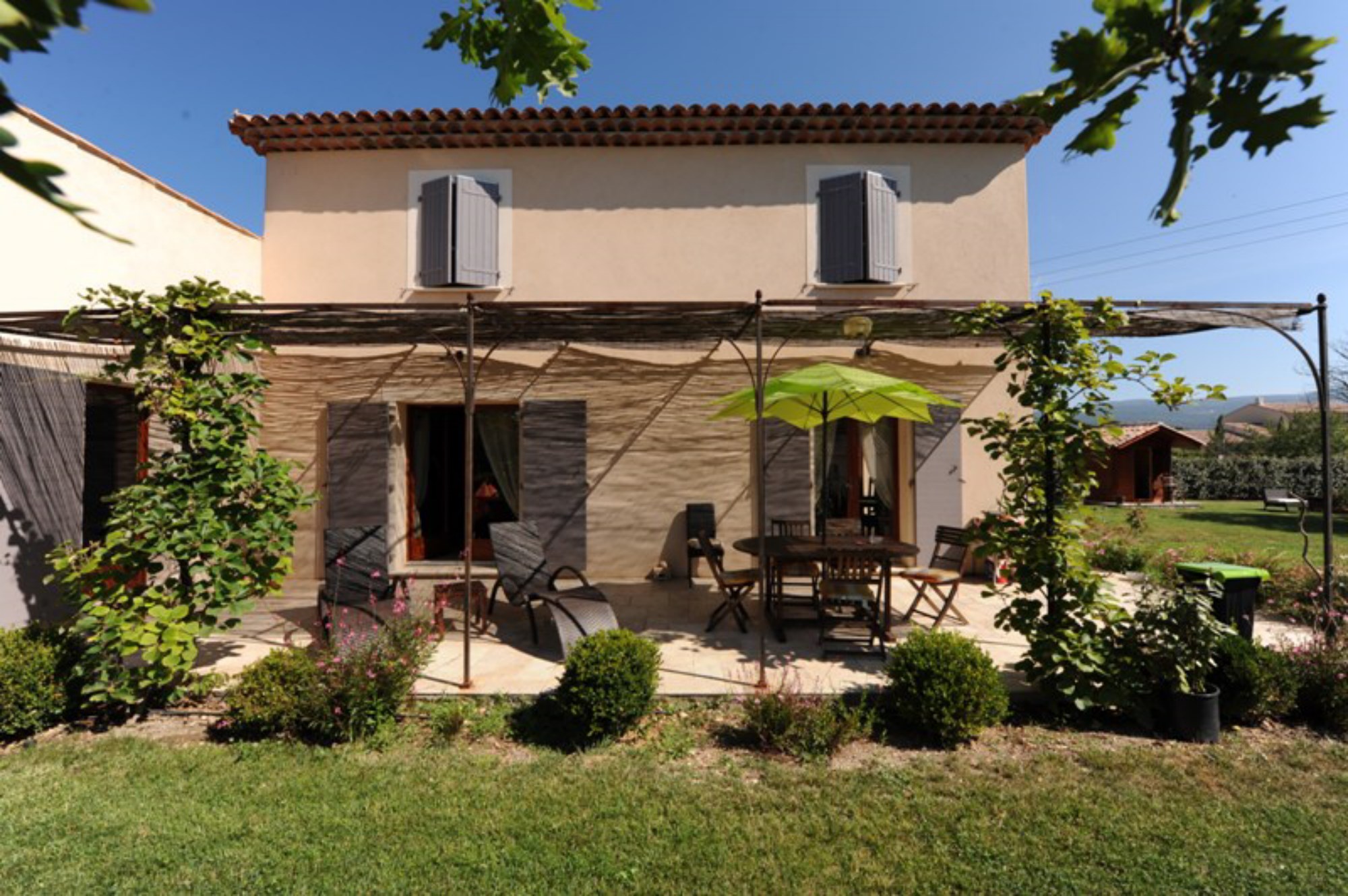 For sale, near a beautiful village, contemporary villa with large volumes, landscaped garden and swimming pool