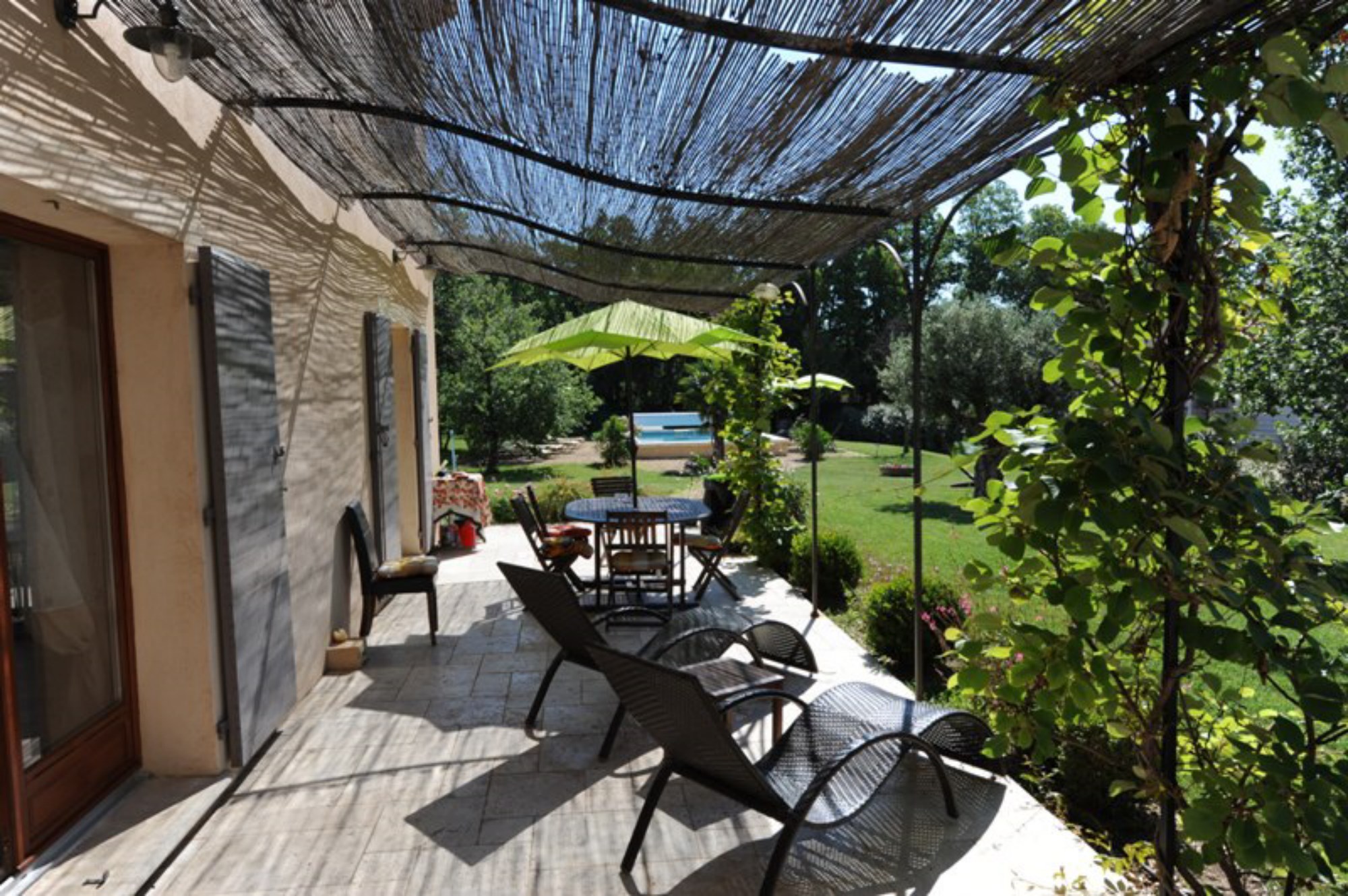 For sale, near a beautiful village, contemporary villa with large volumes, landscaped garden and swimming pool