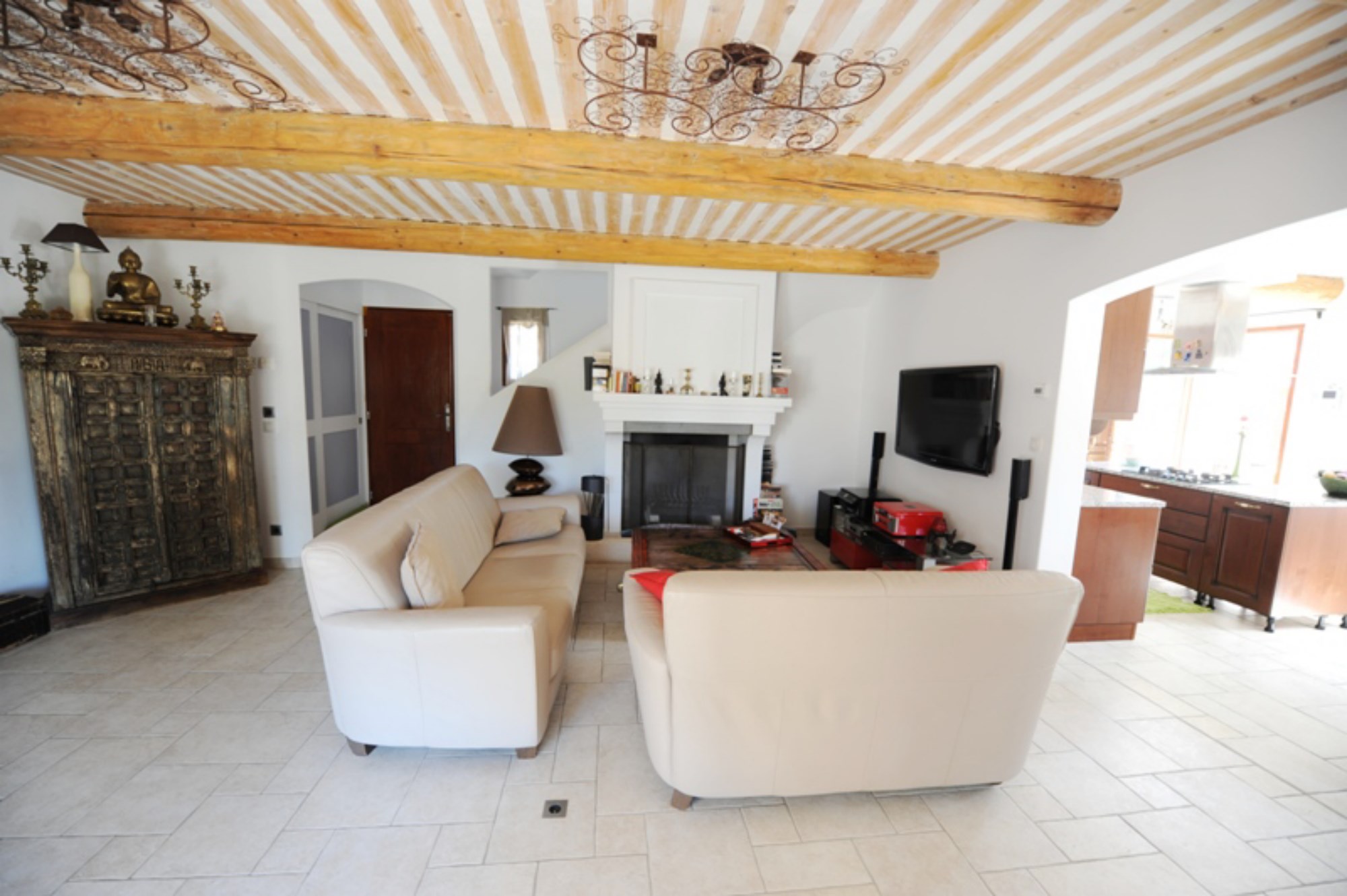 For sale, near a beautiful village, contemporary villa with large volumes, landscaped garden and swimming pool