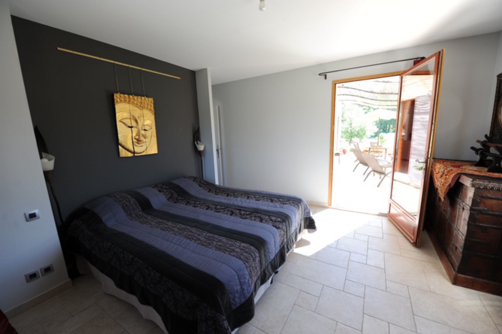 For sale, near a beautiful village, contemporary villa with large volumes, landscaped garden and swimming pool