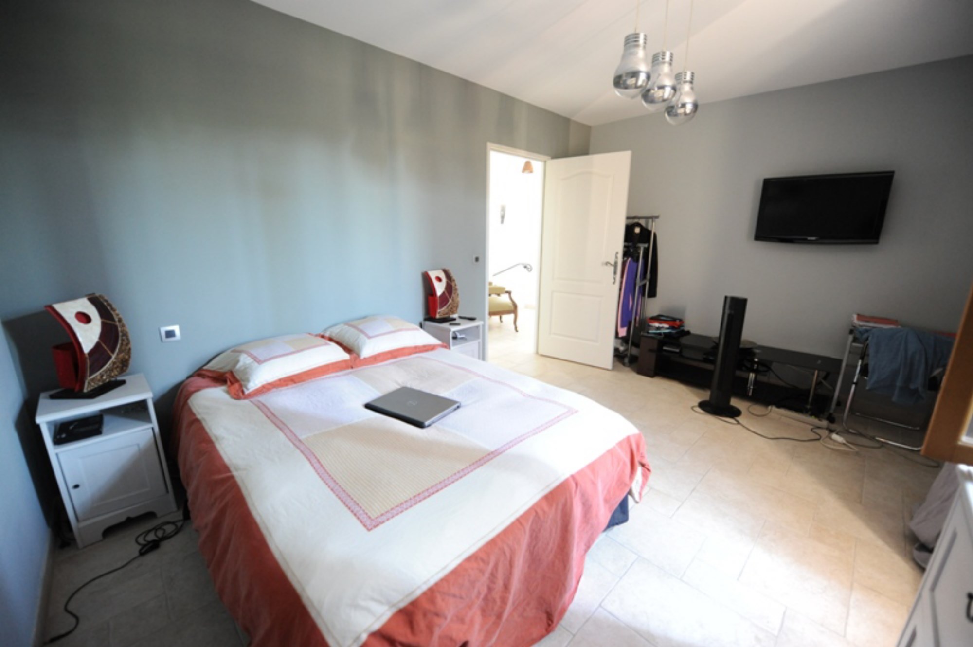 For sale, near a beautiful village, contemporary villa with large volumes, landscaped garden and swimming pool