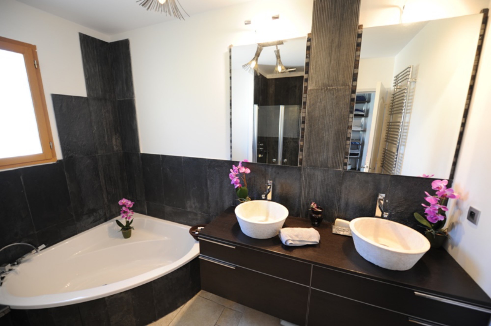 For sale, near a beautiful village, contemporary villa with large volumes, landscaped garden and swimming pool