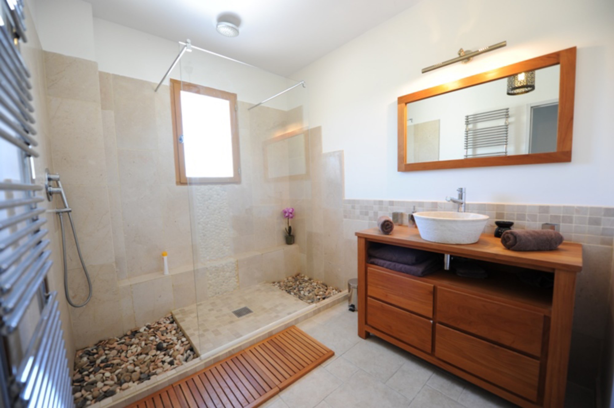 For sale, near a beautiful village, contemporary villa with large volumes, landscaped garden and swimming pool
