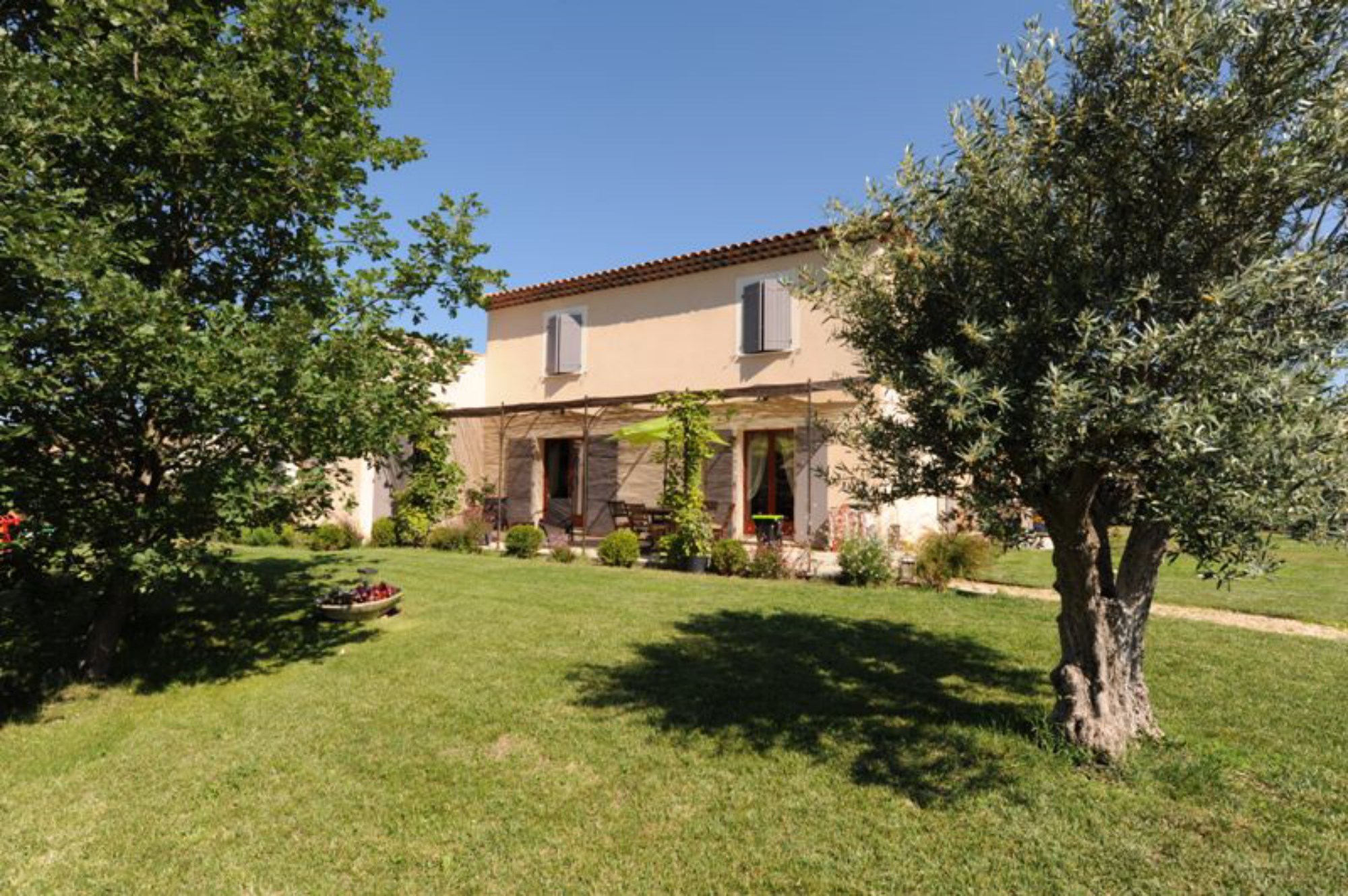 For sale, near a beautiful village, contemporary villa with large volumes, landscaped garden and swimming pool