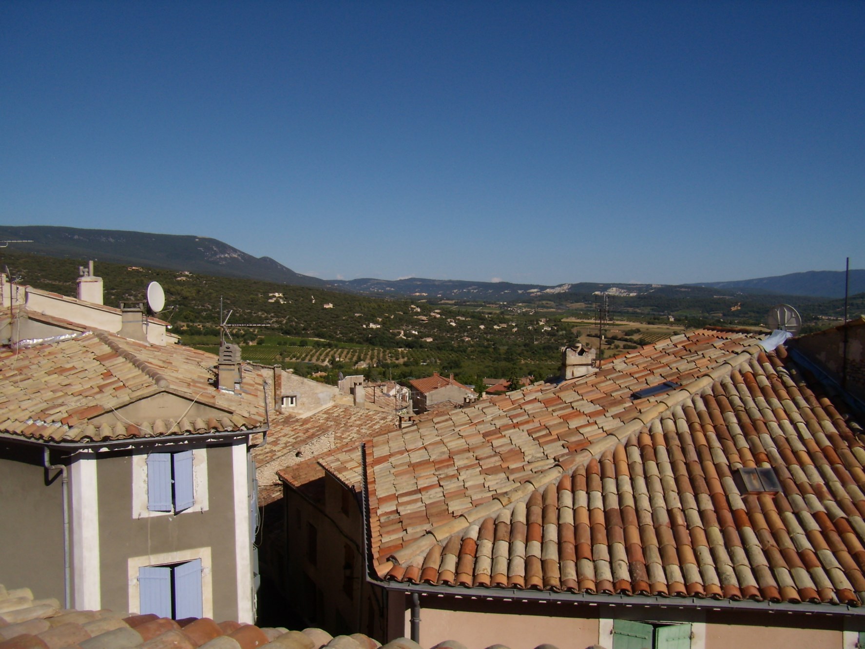 Provence, Luberon, for sale, charming restored village house, with roof terrace offering lovely views facing the Luberon 