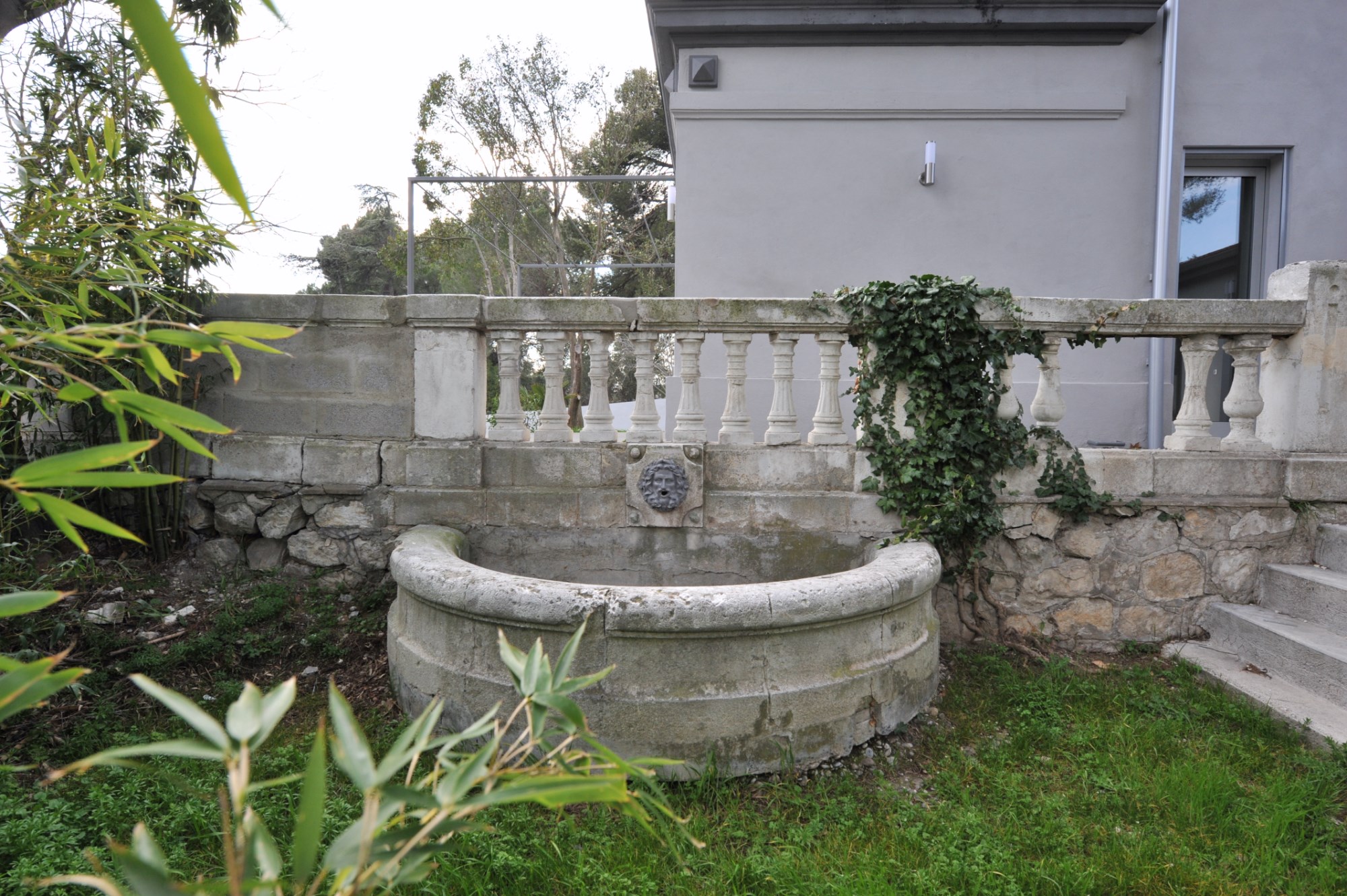Near Avignon, for sale, beautiful house with garden and lovely views on the valley du Rhone