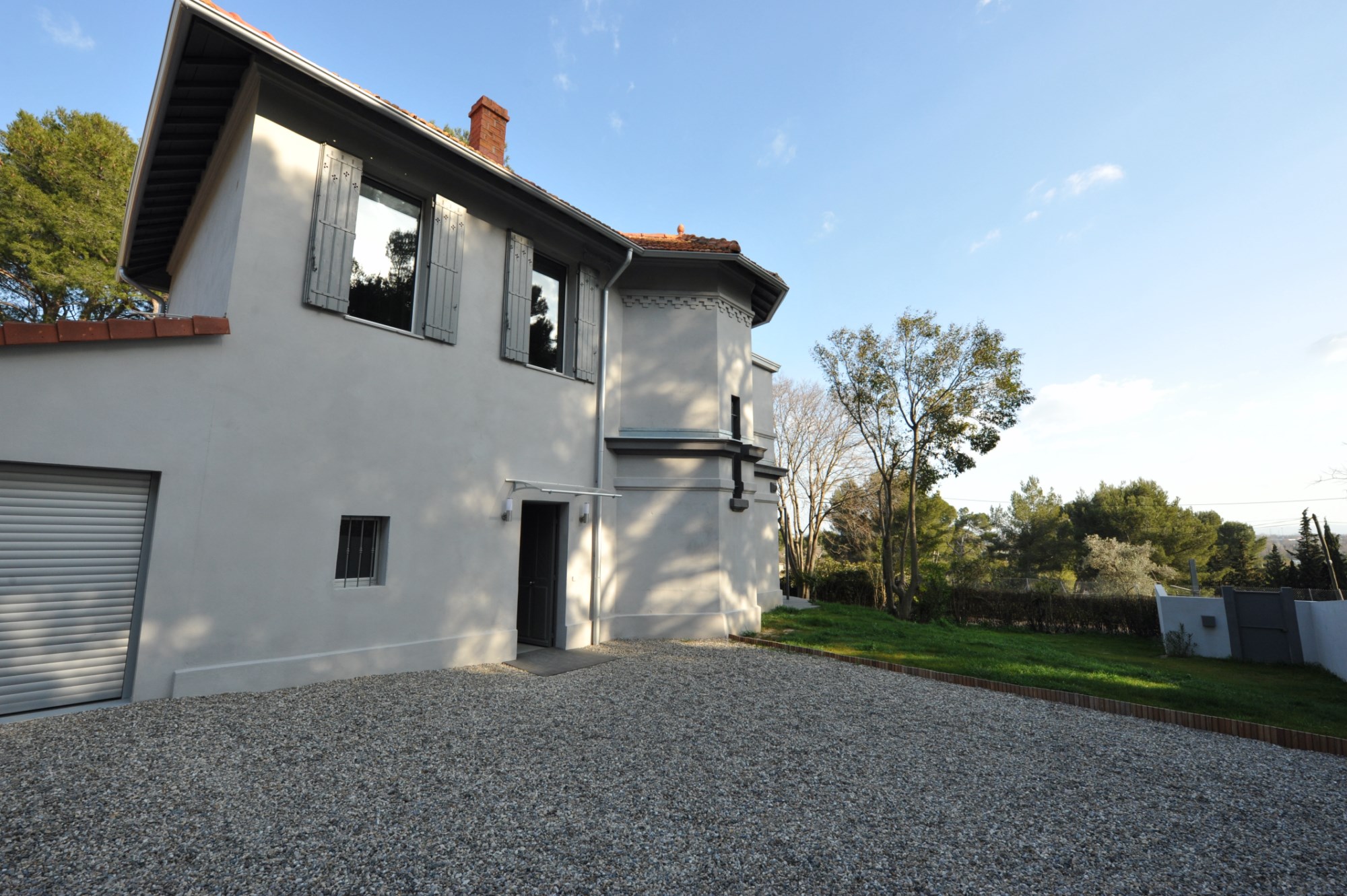 Near Avignon, for sale, beautiful house with garden and lovely views on the valley du Rhone