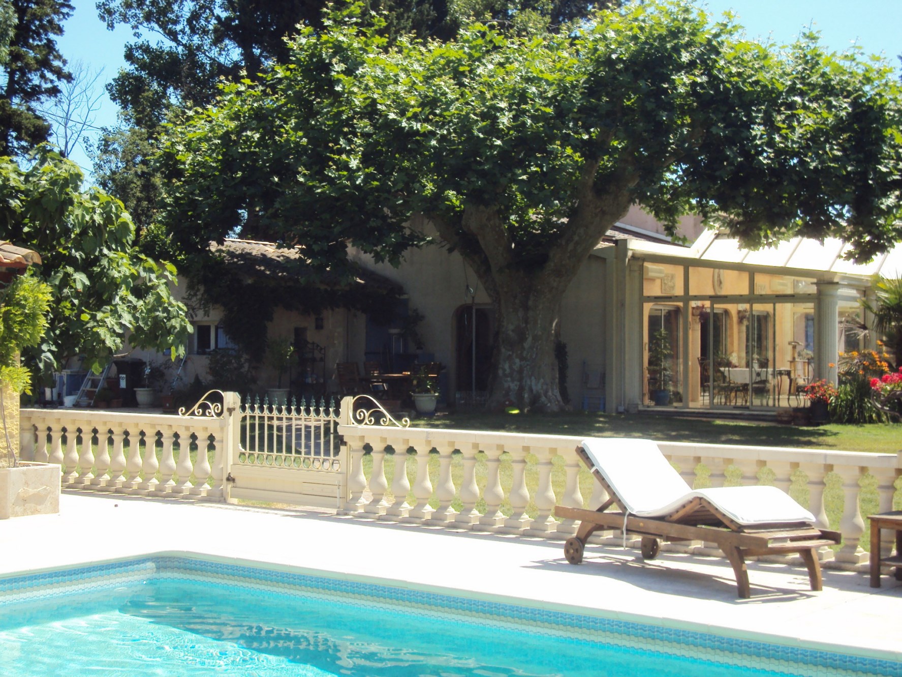 For sale In Provence, contemporary house between Alpilles and Luberon with swimming pool