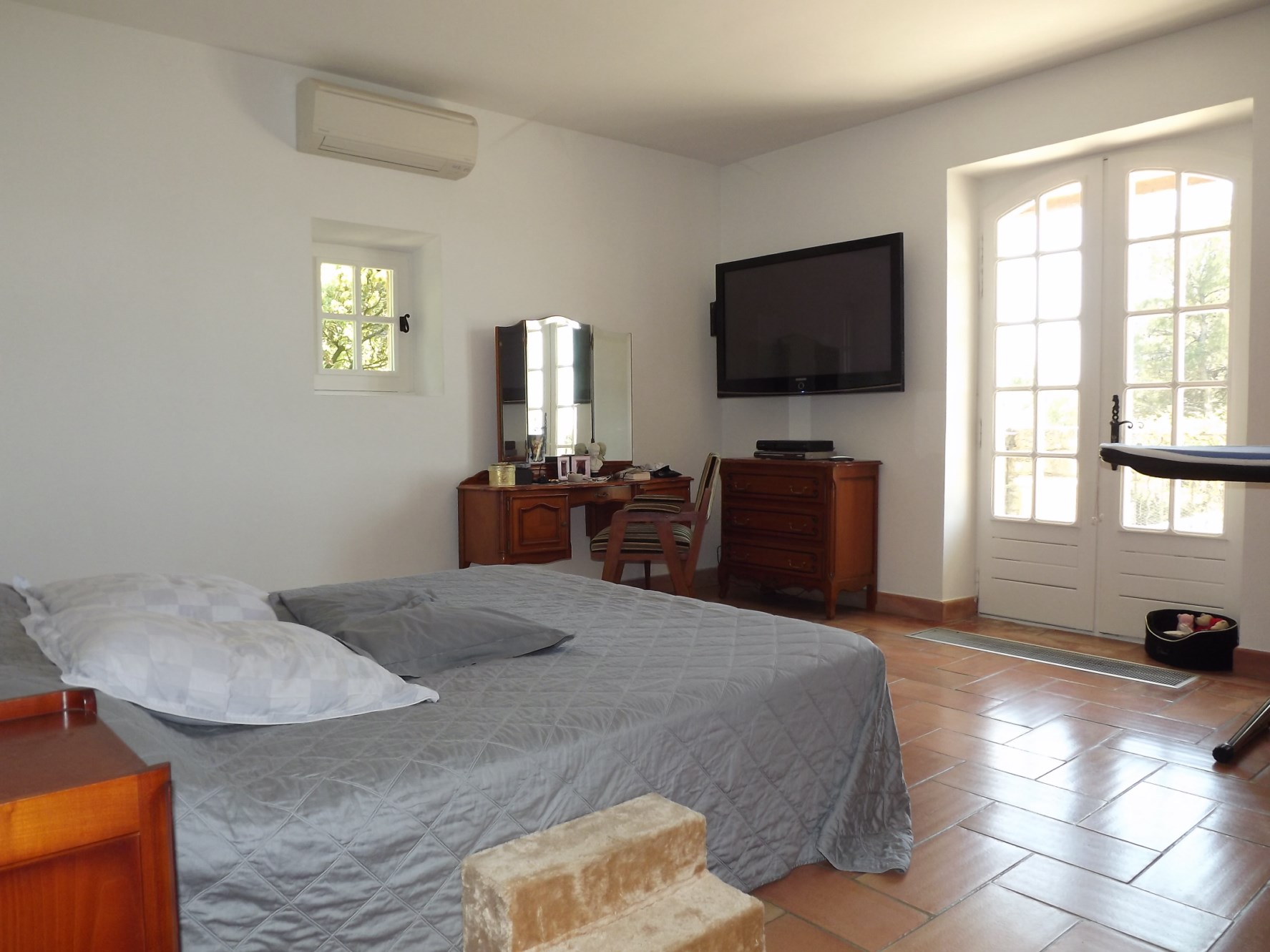 For sale on the Luberon, large stone house on a park of an hectare and swimming pool