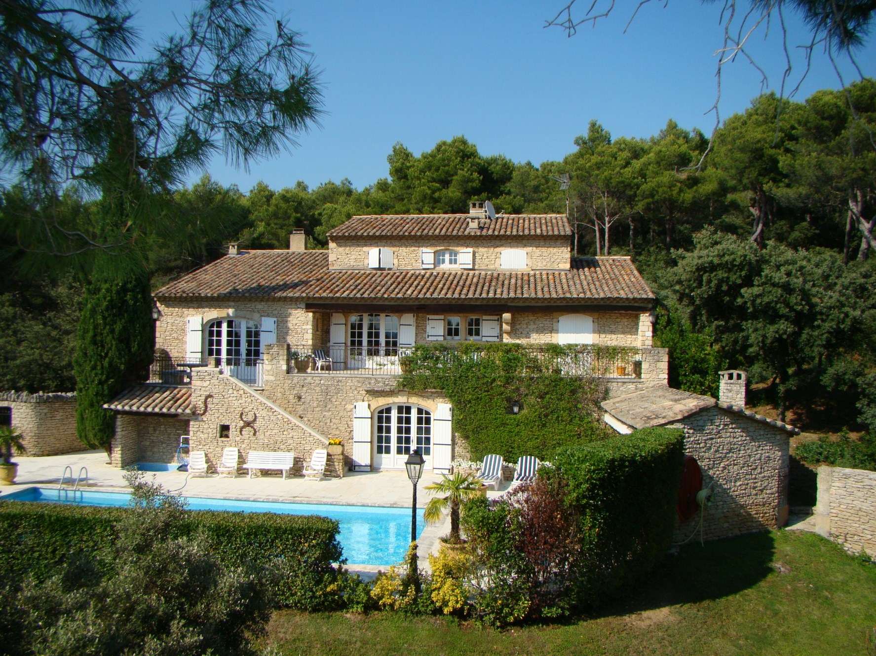 For sale on the Luberon, large stone house on a park of an hectare and swimming pool