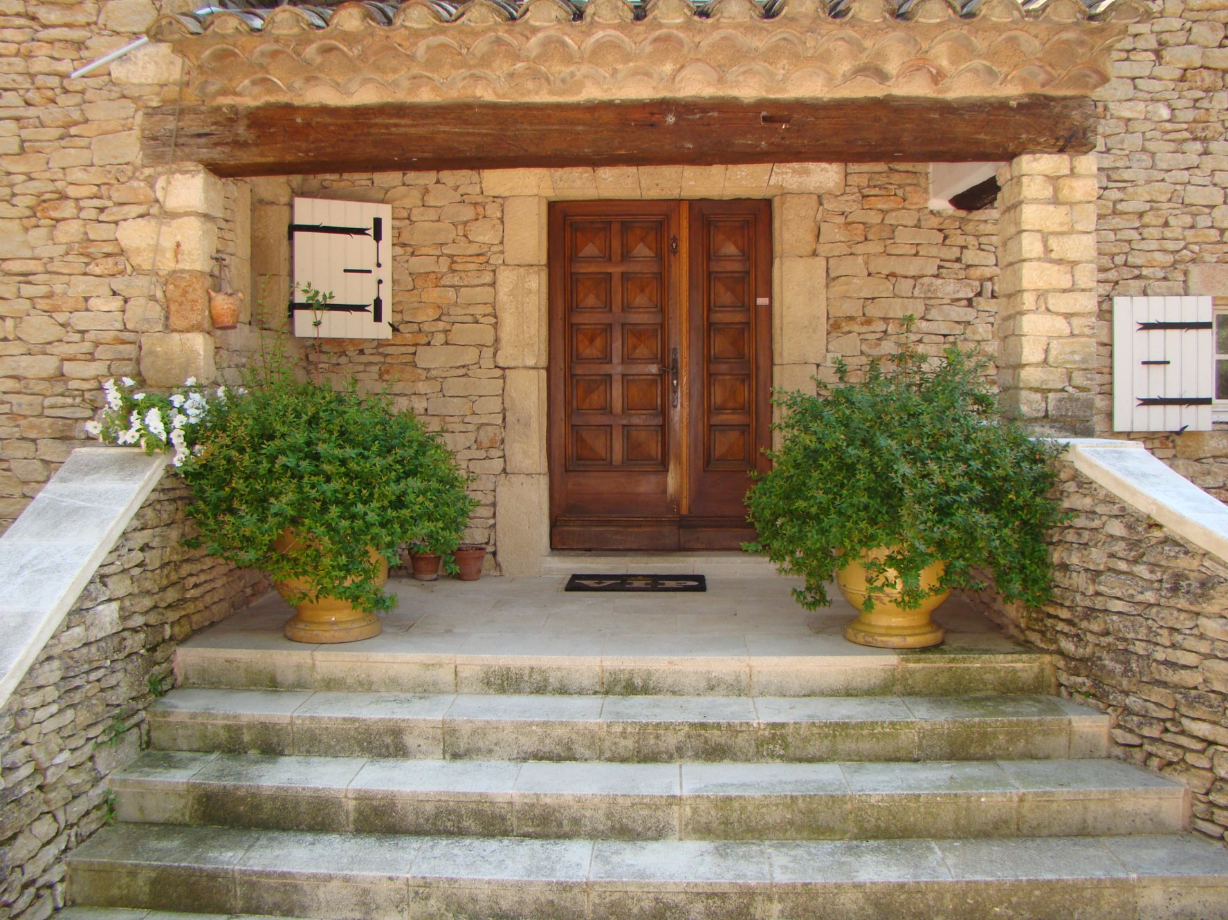 For sale on the Luberon, large stone house on a park of an hectare and swimming pool