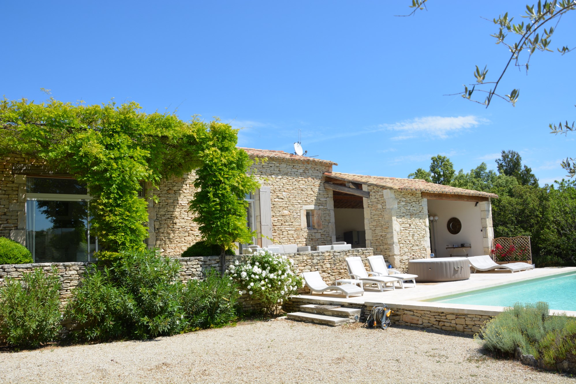 For sale in Gordes, charming property with pool and view of the valley and the hilltop village of Bonnieux