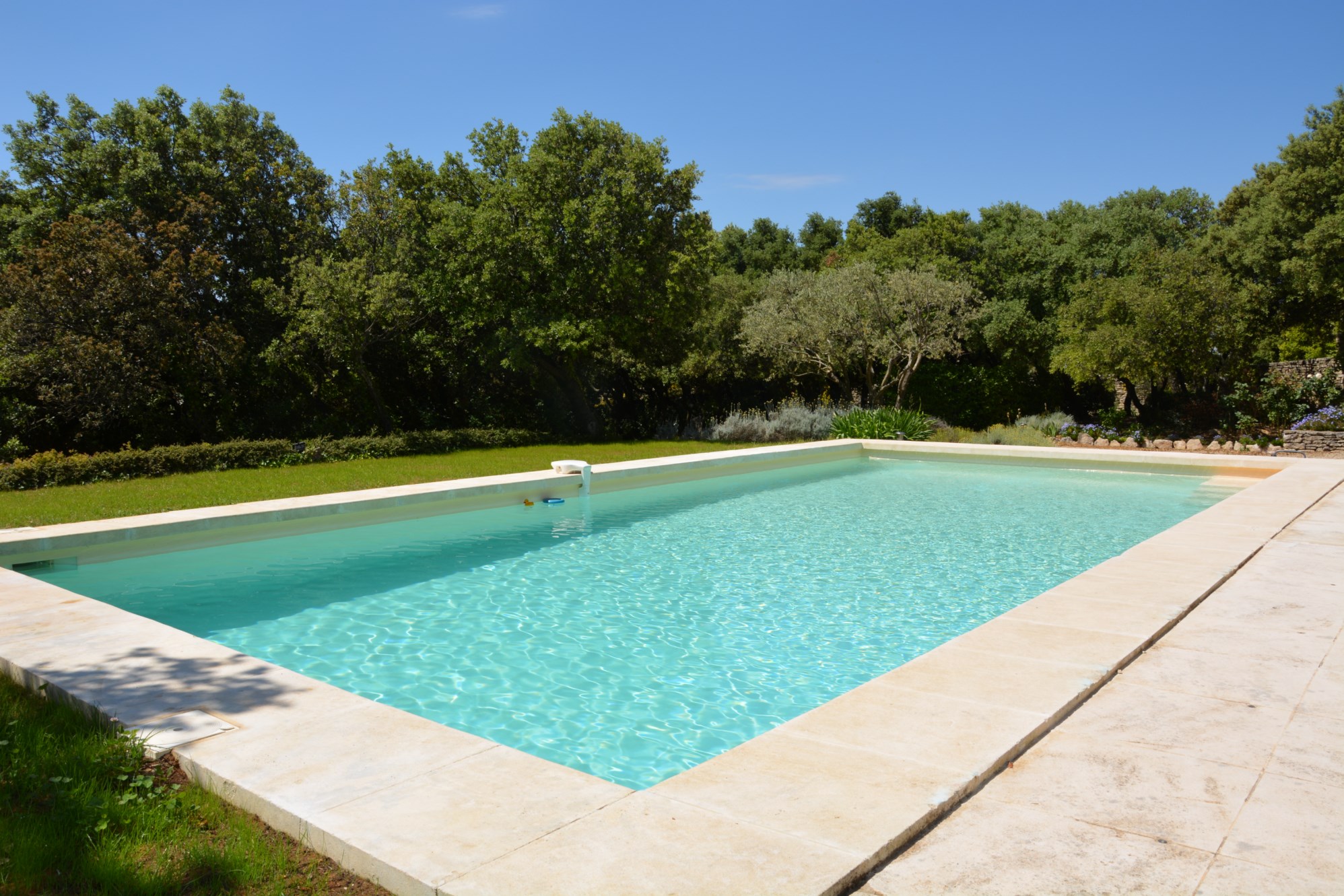 For sale in Gordes, charming property with pool and view of the valley and the hilltop village of Bonnieux