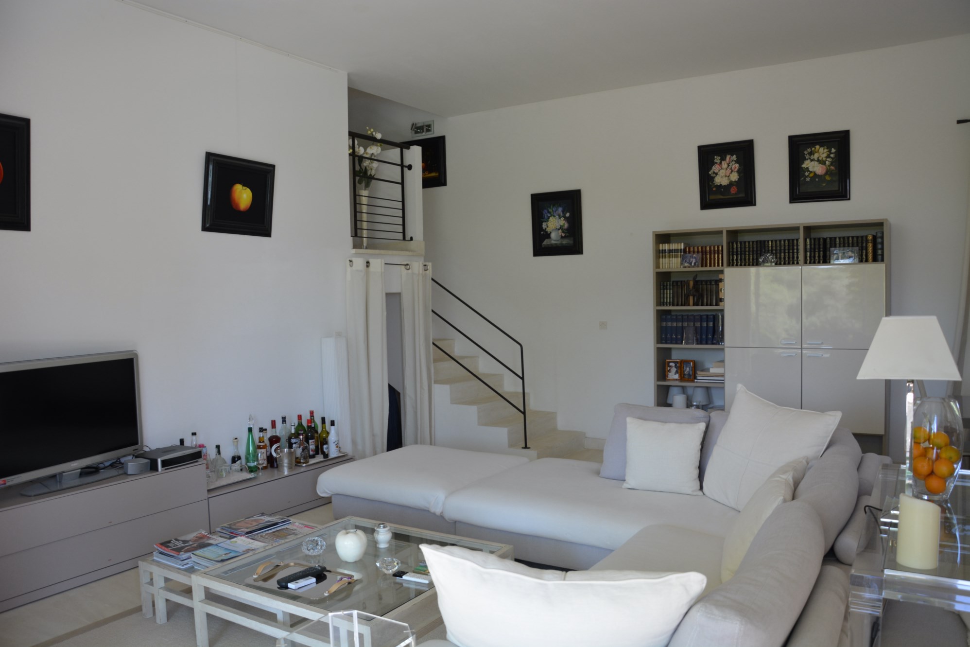 For sale in Gordes, charming property with pool and view of the valley and the hilltop village of Bonnieux