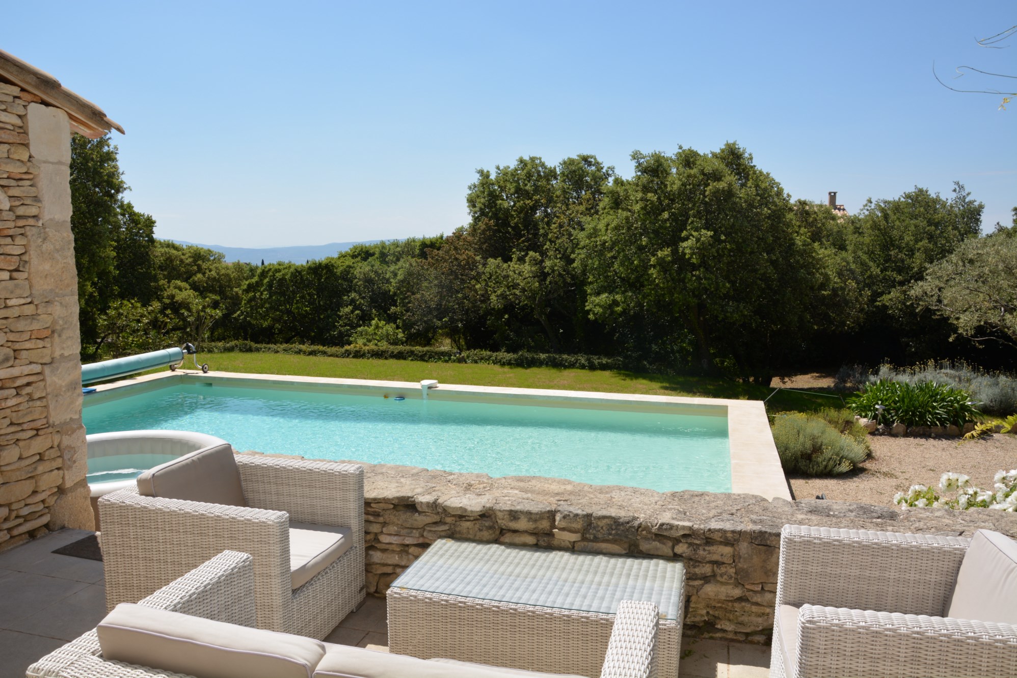 For sale in Gordes, charming property with pool and view of the valley and the hilltop village of Bonnieux