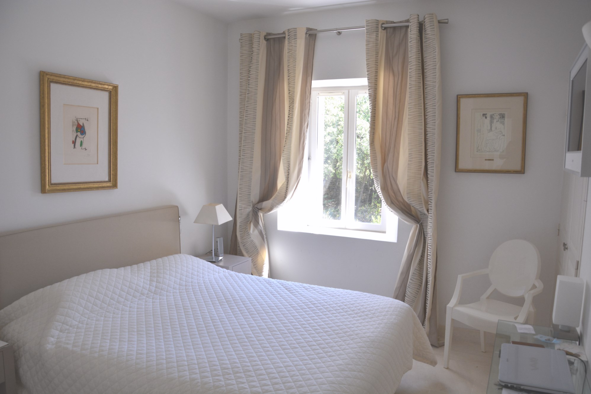 For sale in Gordes, charming property with pool and view of the valley and the hilltop village of Bonnieux