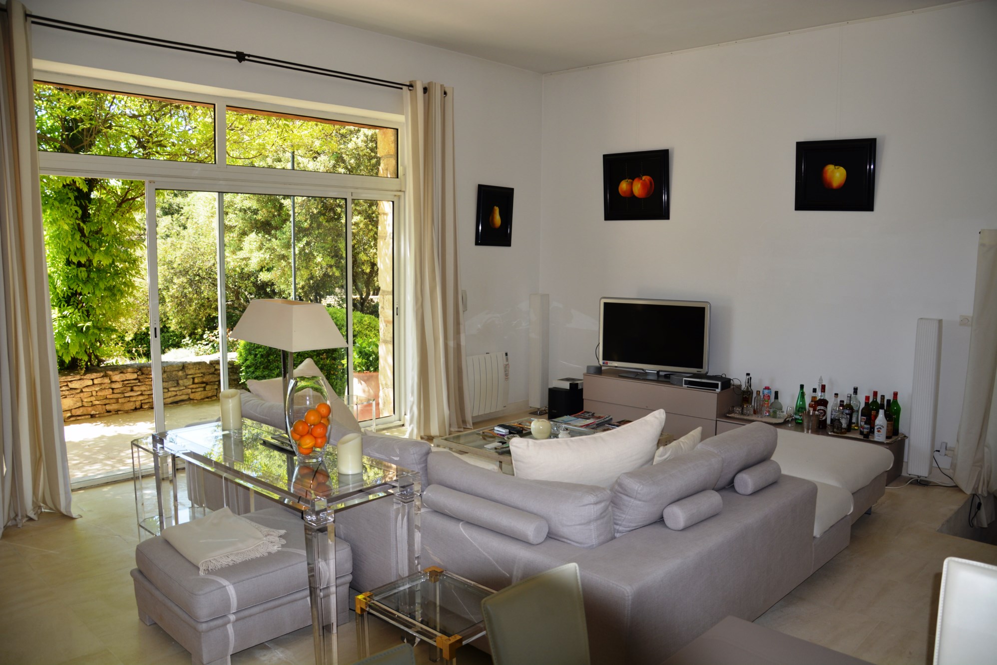 For sale in Gordes, charming property with pool and view of the valley and the hilltop village of Bonnieux