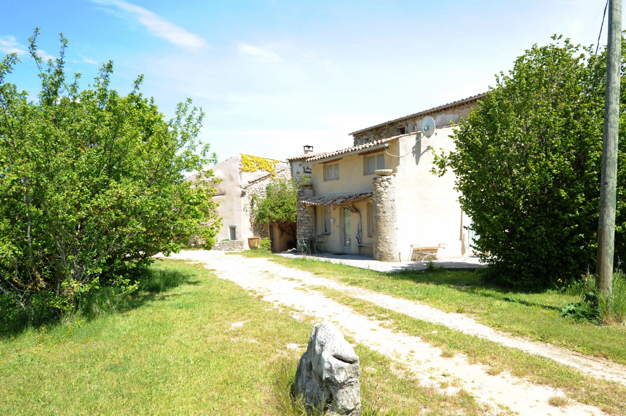 For sale in Luberon, authentic farmhouse with pool and outbuildings on 56 hectares