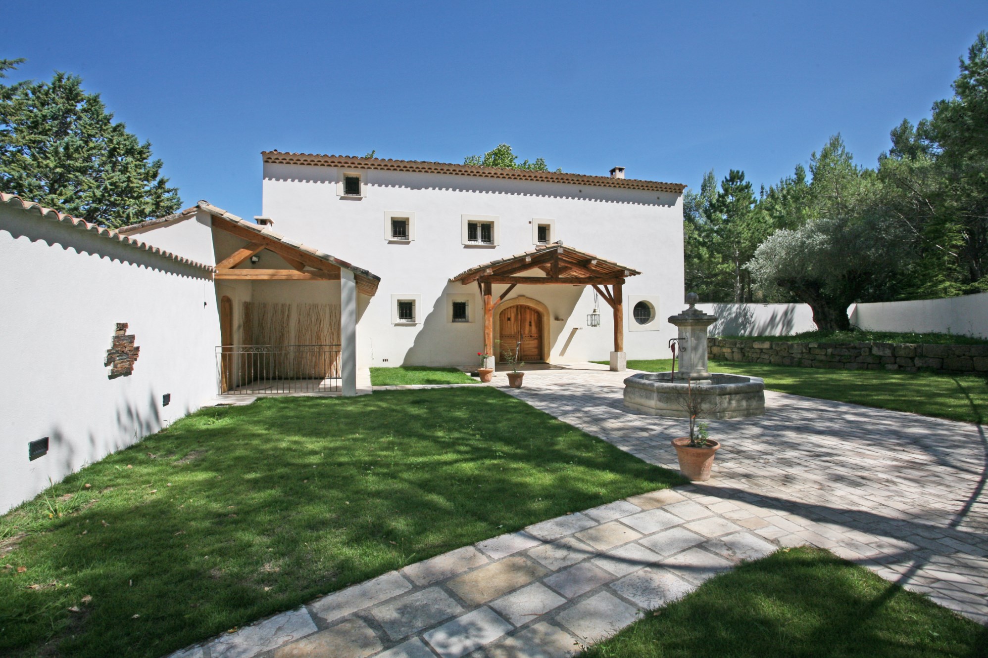 Southern Luberon, near Aix en Provence and just few minutes away from a village, contemporary property on 4 hectares