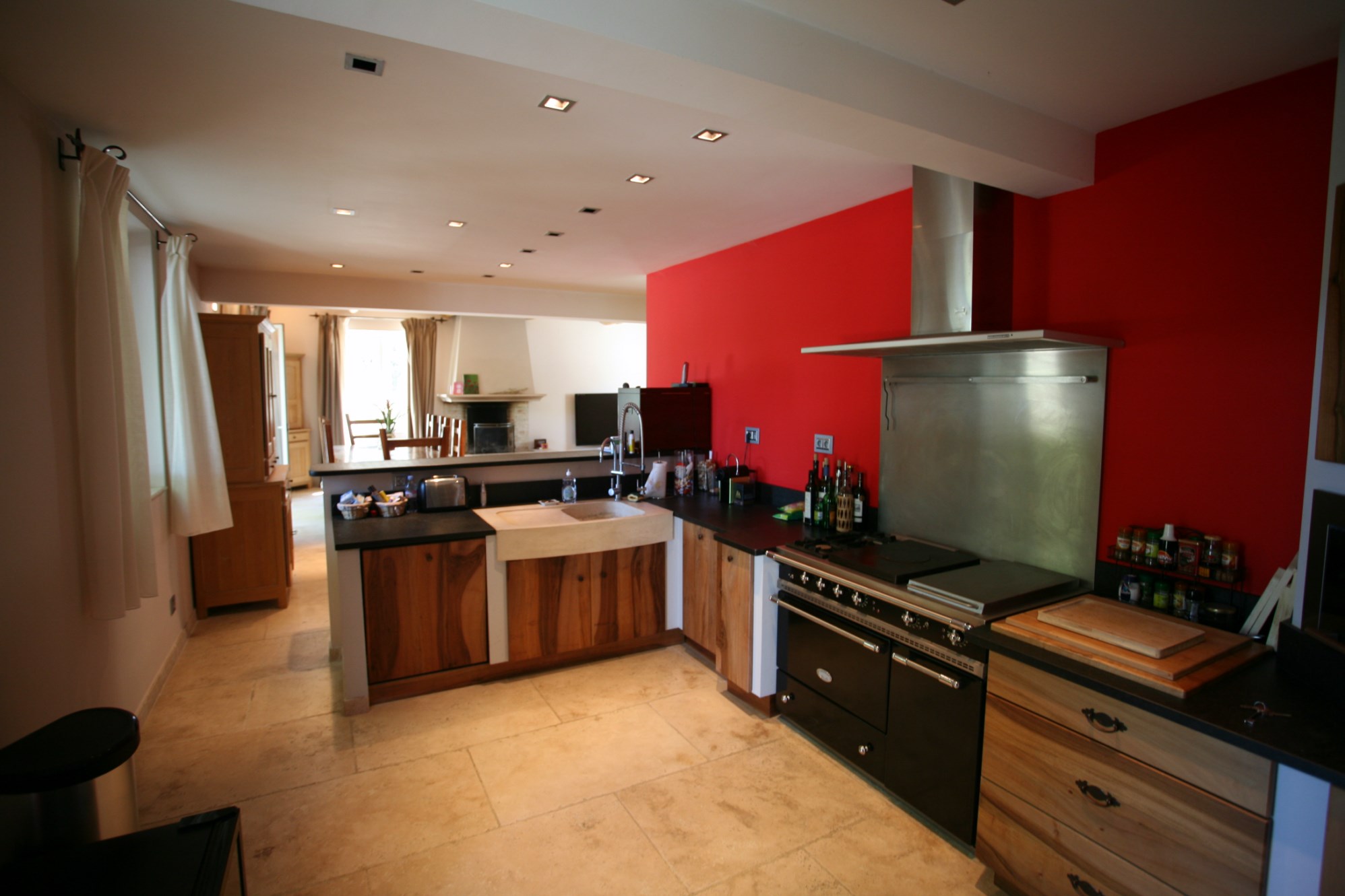 Southern Luberon, near Aix en Provence and just few minutes away from a village, contemporary property on 4 hectares