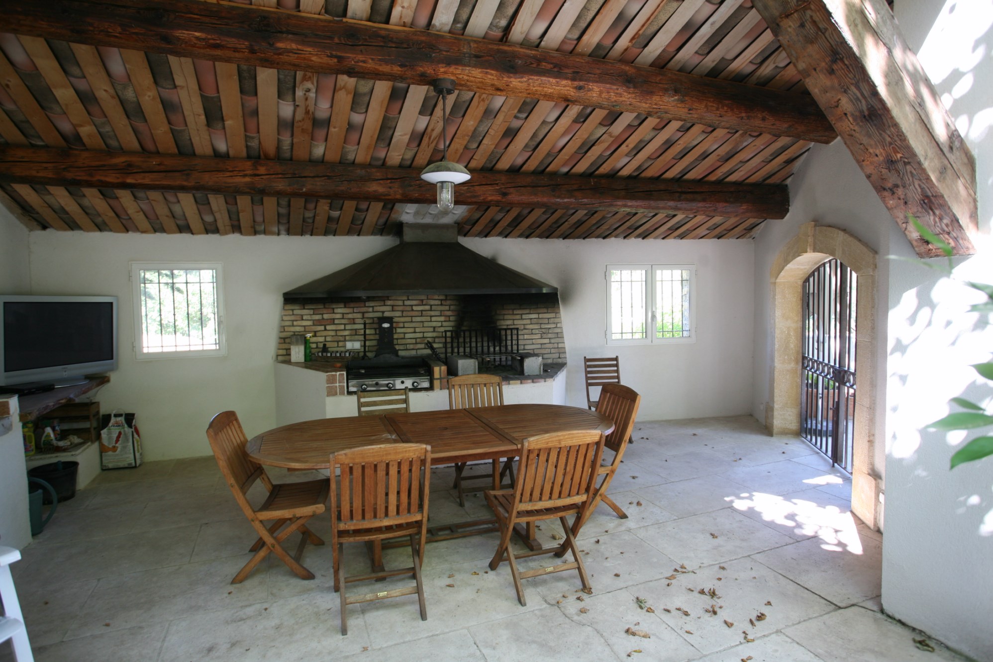 Southern Luberon, near Aix en Provence and just few minutes away from a village, contemporary property on 4 hectares
