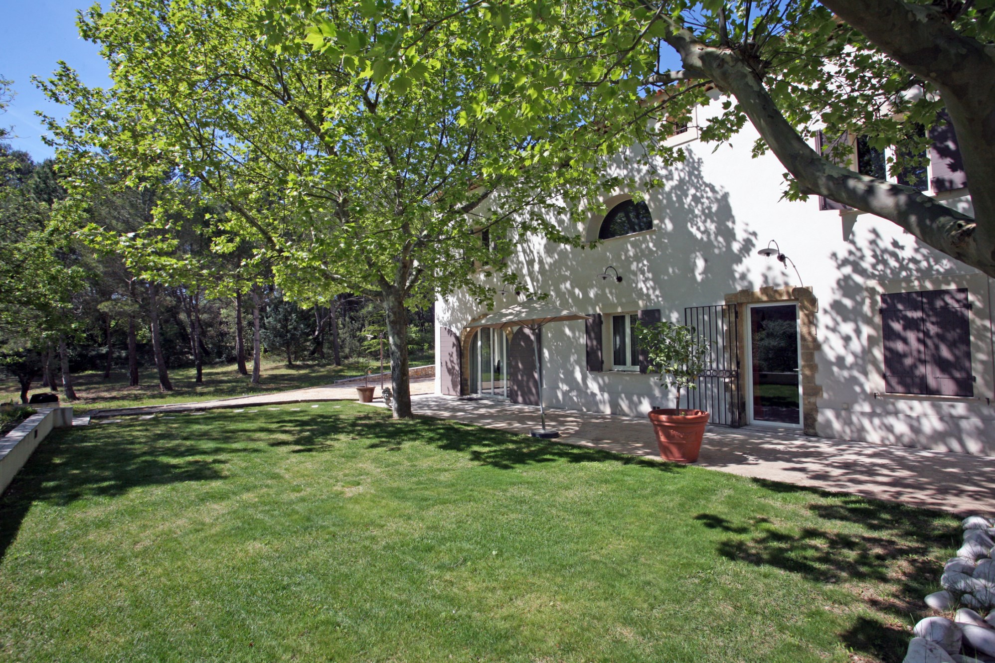 Southern Luberon, near Aix en Provence and just few minutes away from a village, contemporary property on 4 hectares