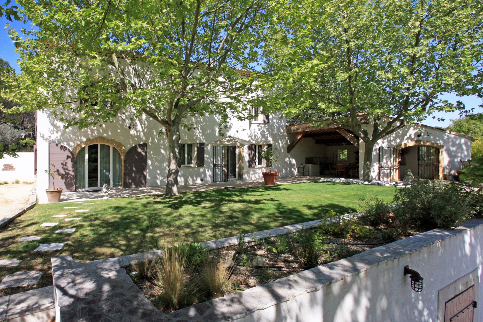 Southern Luberon, near Aix en Provence and just few minutes away from a village, contemporary property on 4 hectares