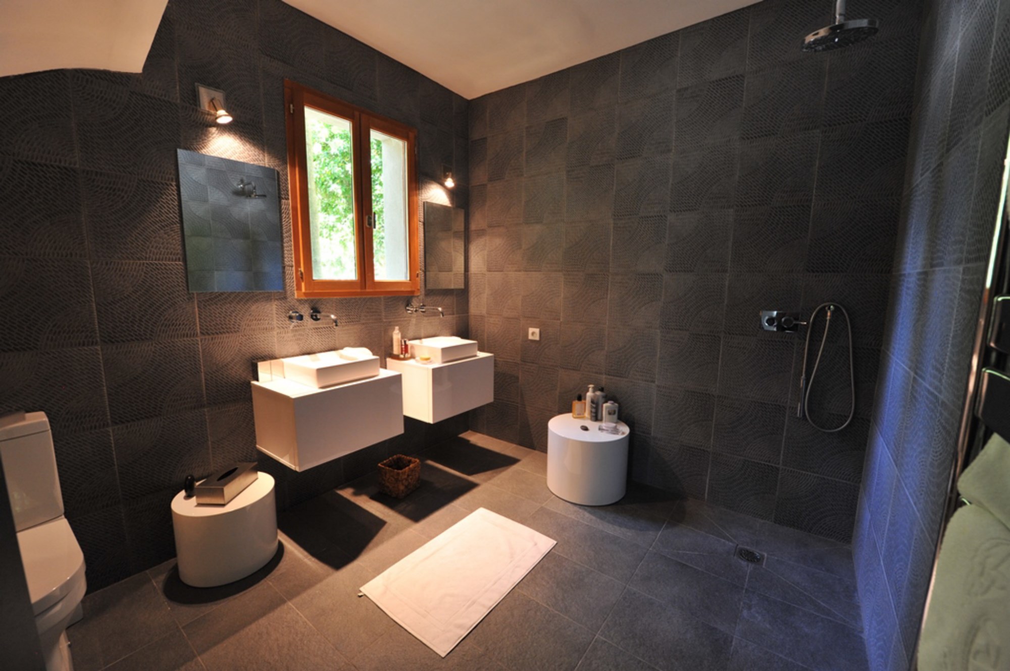 For sale, in Luberon, contemporary architect-designed house with panoramic views and pool