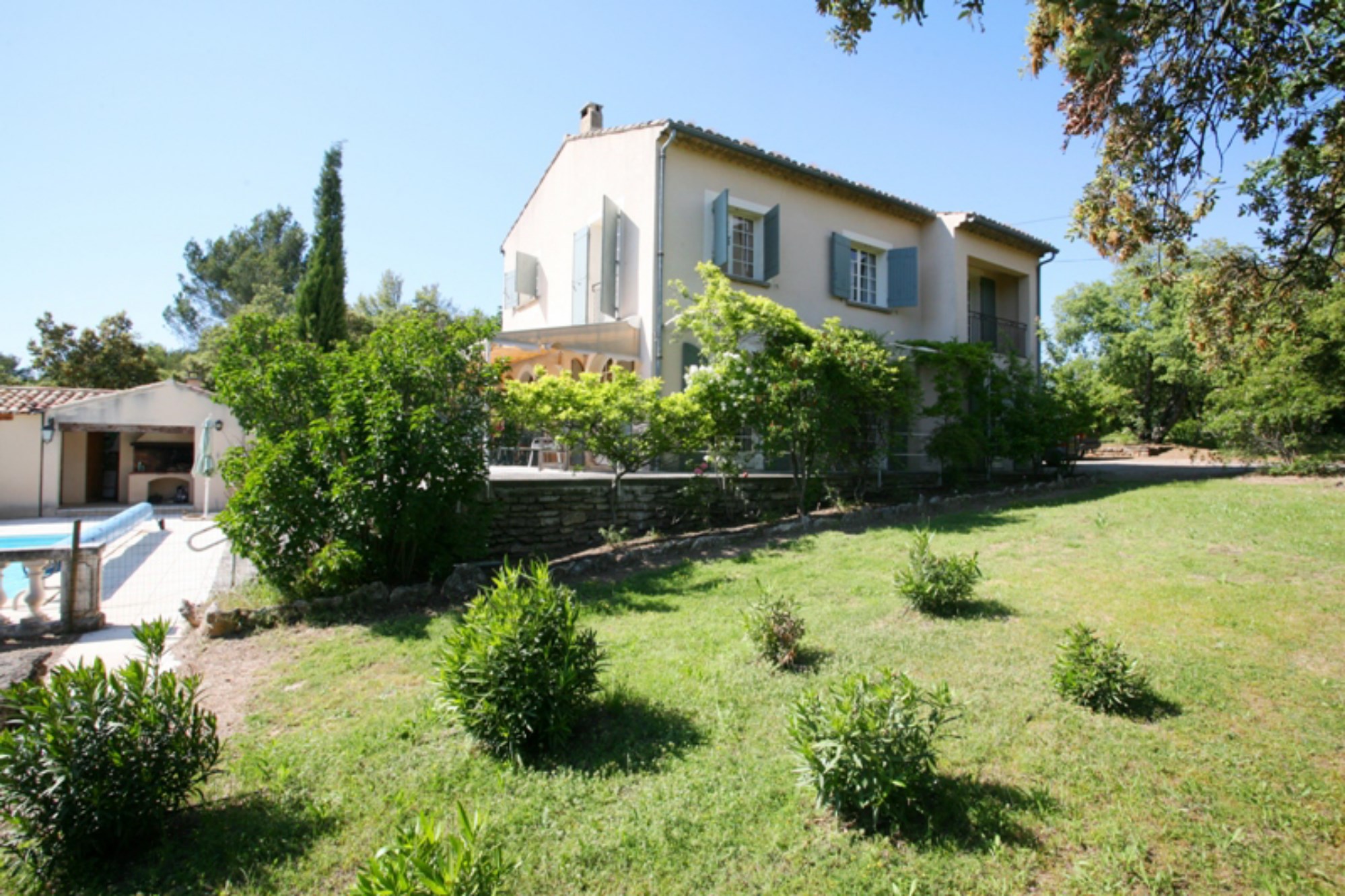 For sale, provencal property with pool and terrace overlooking a vineyard, countryside and facing the Luberon