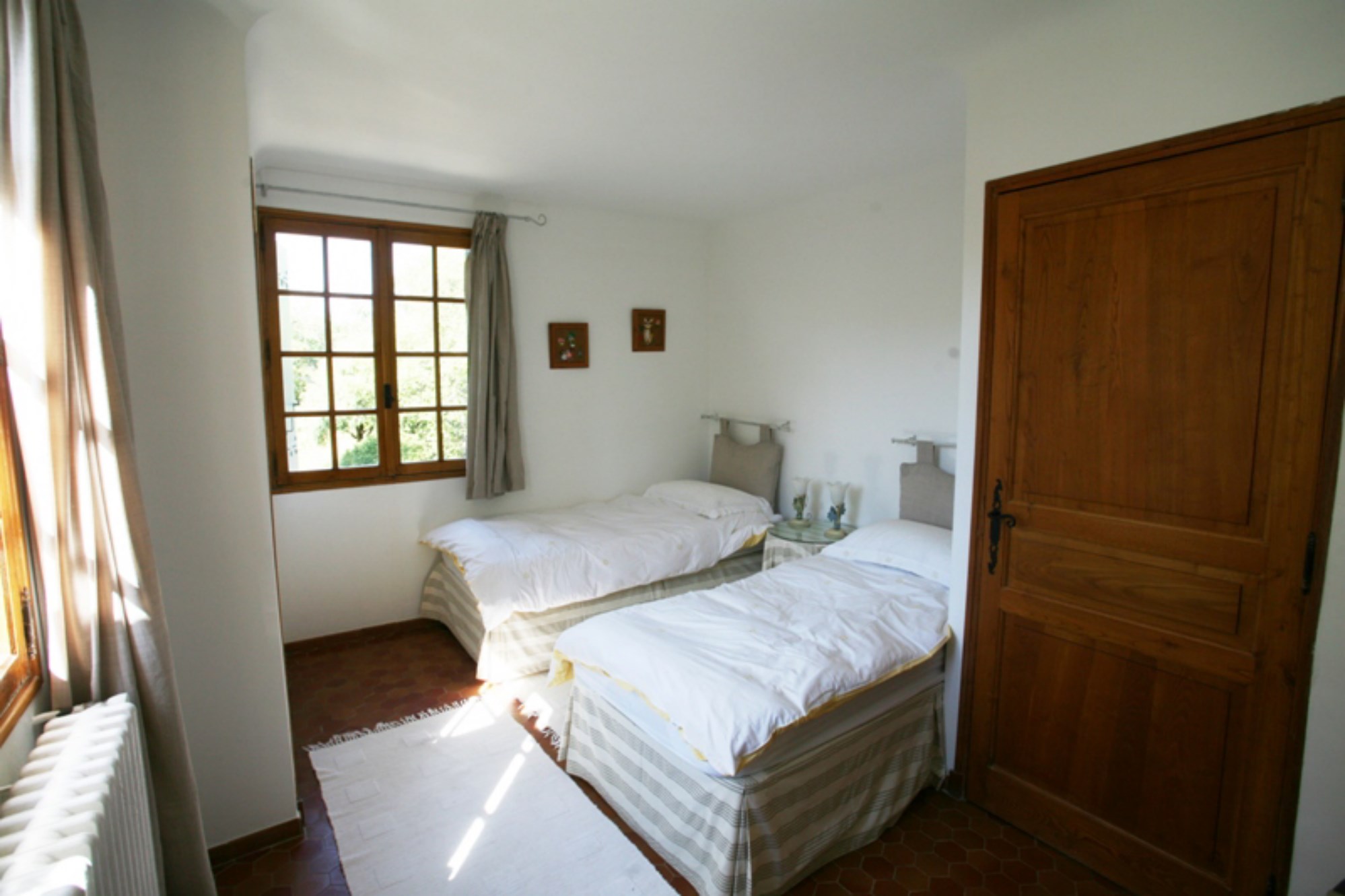 For sale, provencal property with pool and terrace overlooking a vineyard, countryside and facing the Luberon