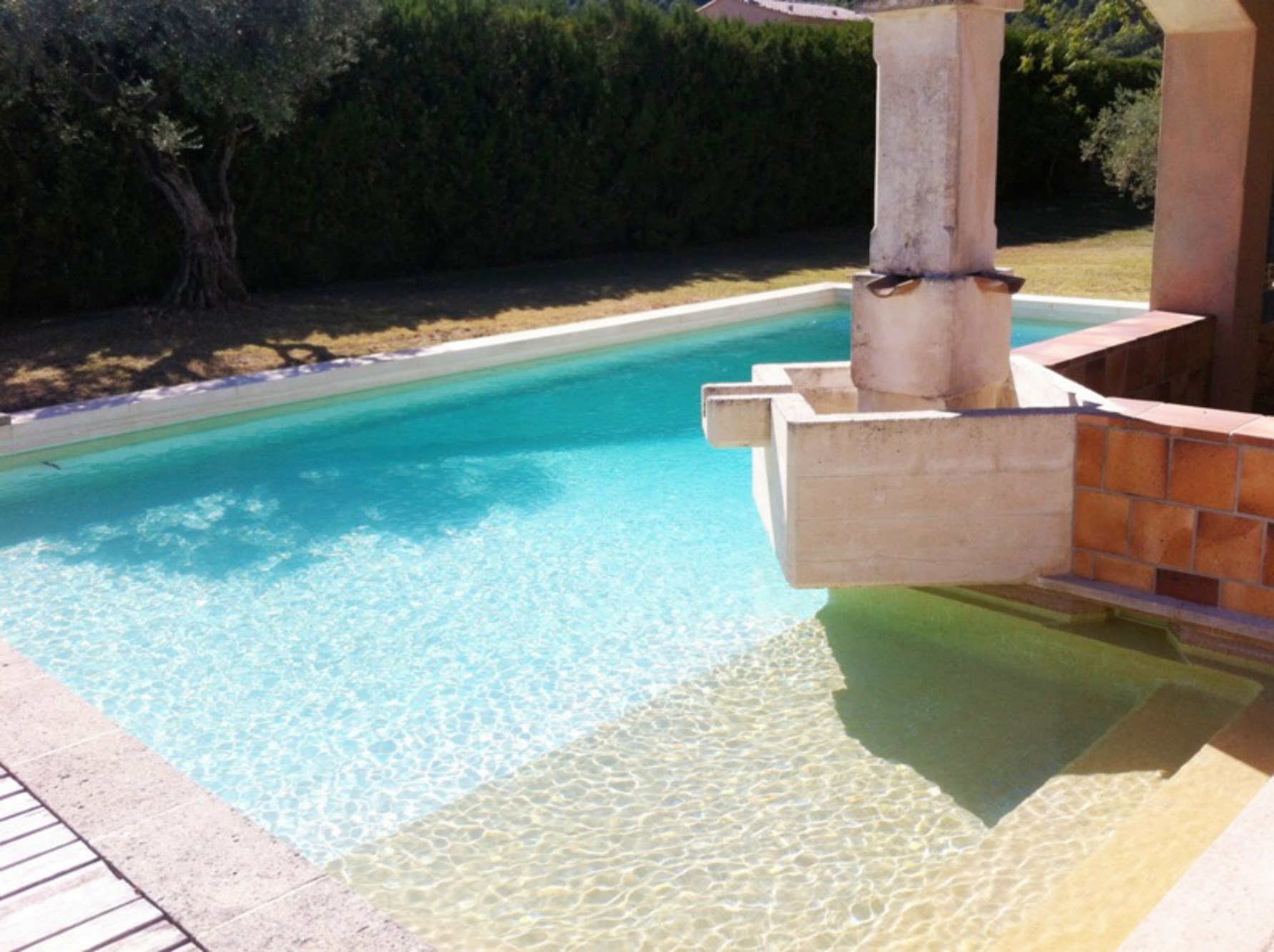 For sale, in Luberon, spacious contemporary house with pool, pool house and view of the village