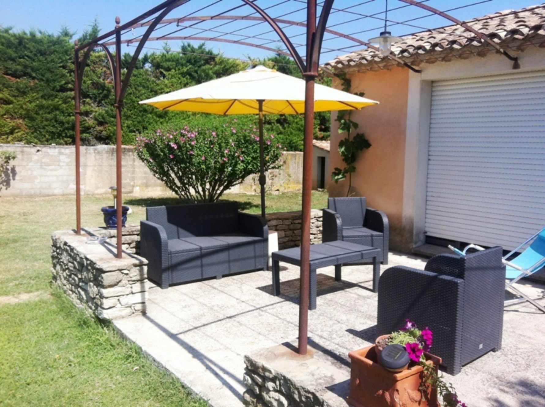 For sale, in Luberon, spacious contemporary house with pool, pool house and view of the village