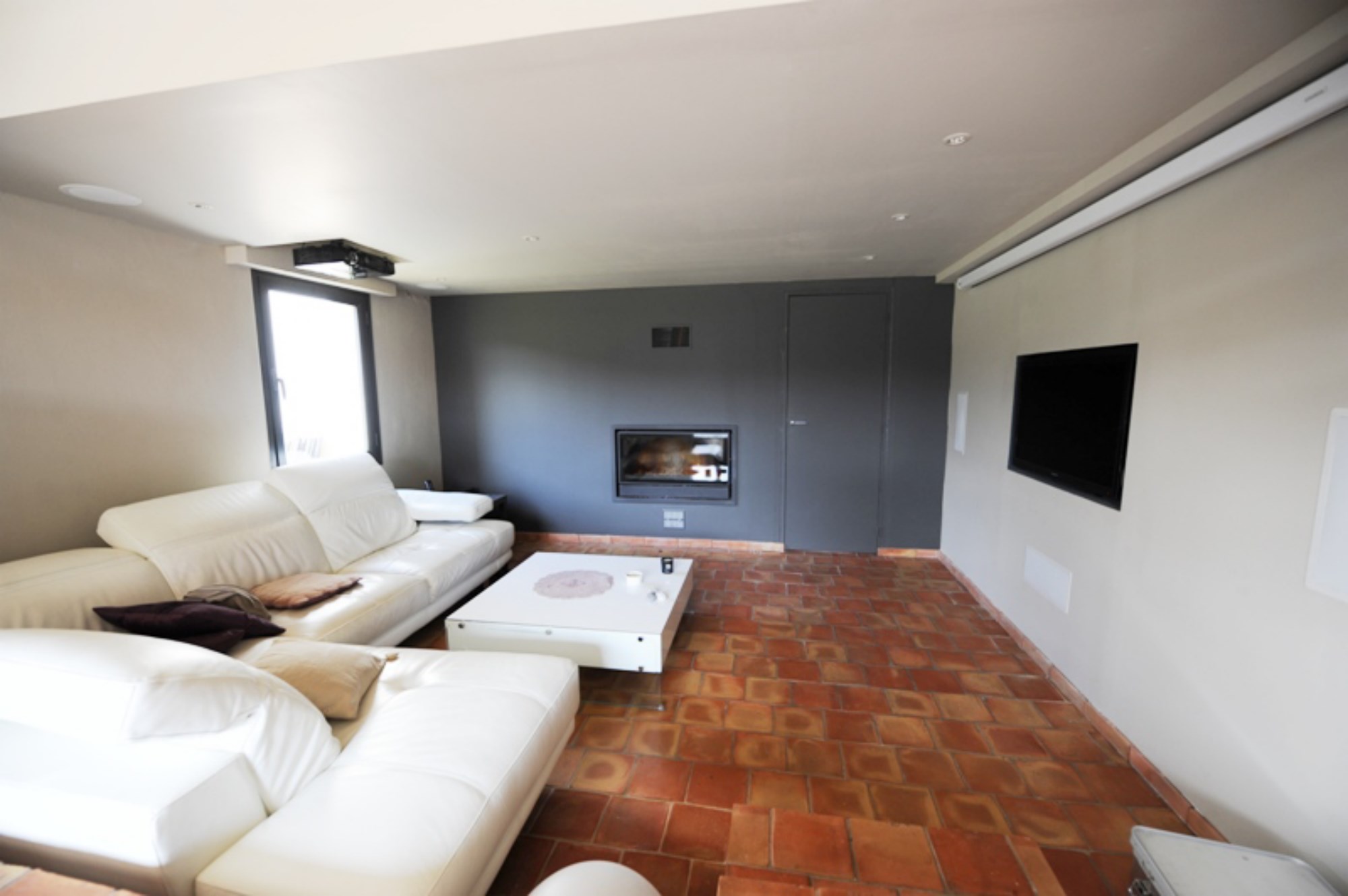 For sale, in Luberon, spacious contemporary house with pool, pool house and view of the village