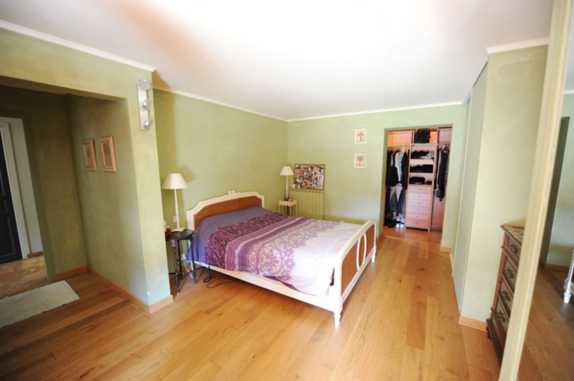For sale, in Luberon, spacious contemporary house with pool, pool house and view of the village