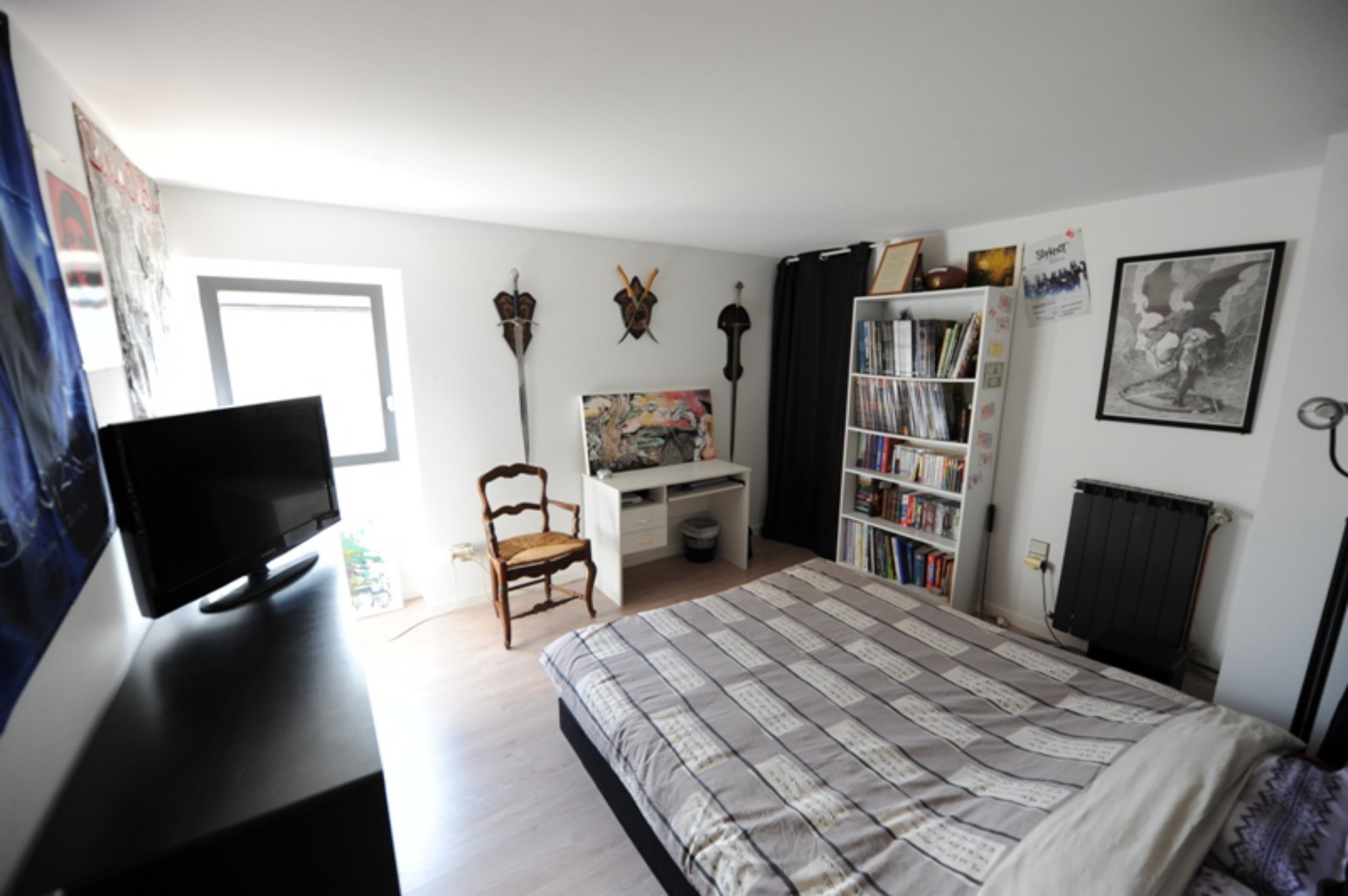 For sale, in Luberon, spacious contemporary house with pool, pool house and view of the village