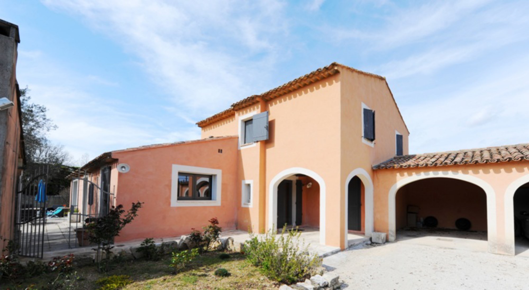 For sale, in Luberon, spacious contemporary house with pool, pool house and view of the village