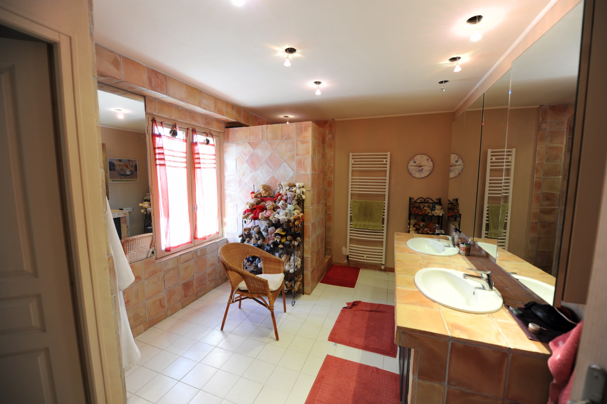 For sale, in Luberon, spacious contemporary house with pool, pool house and view of the village