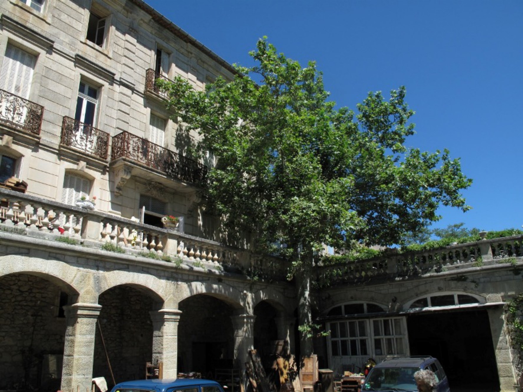 Maison de maître de 27 pièces avec jardin, terrasse et jardin d'hiver à vendre